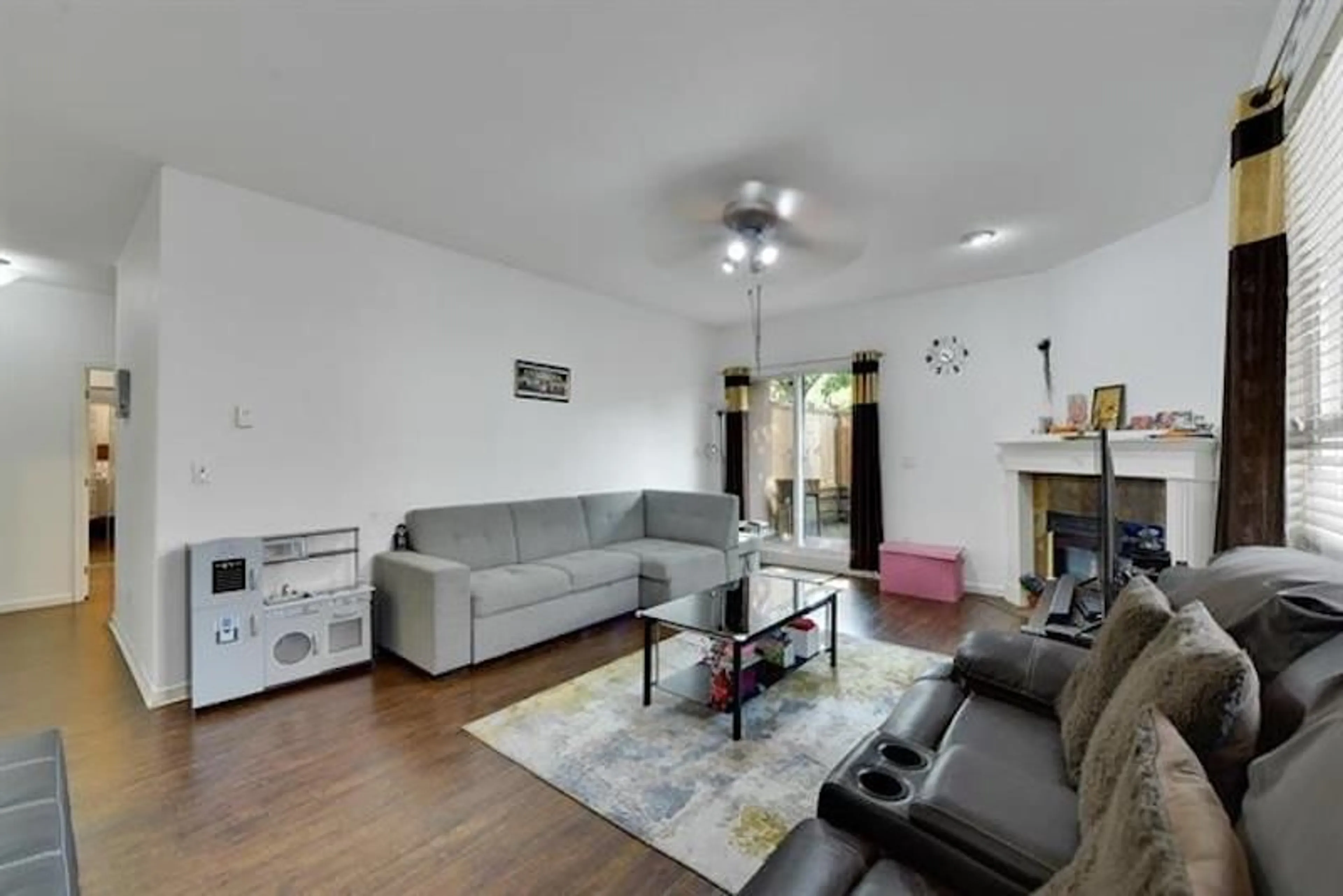 Living room with furniture, unknown for 104 - 14993 101A AVENUE, Surrey British Columbia V3R0T1