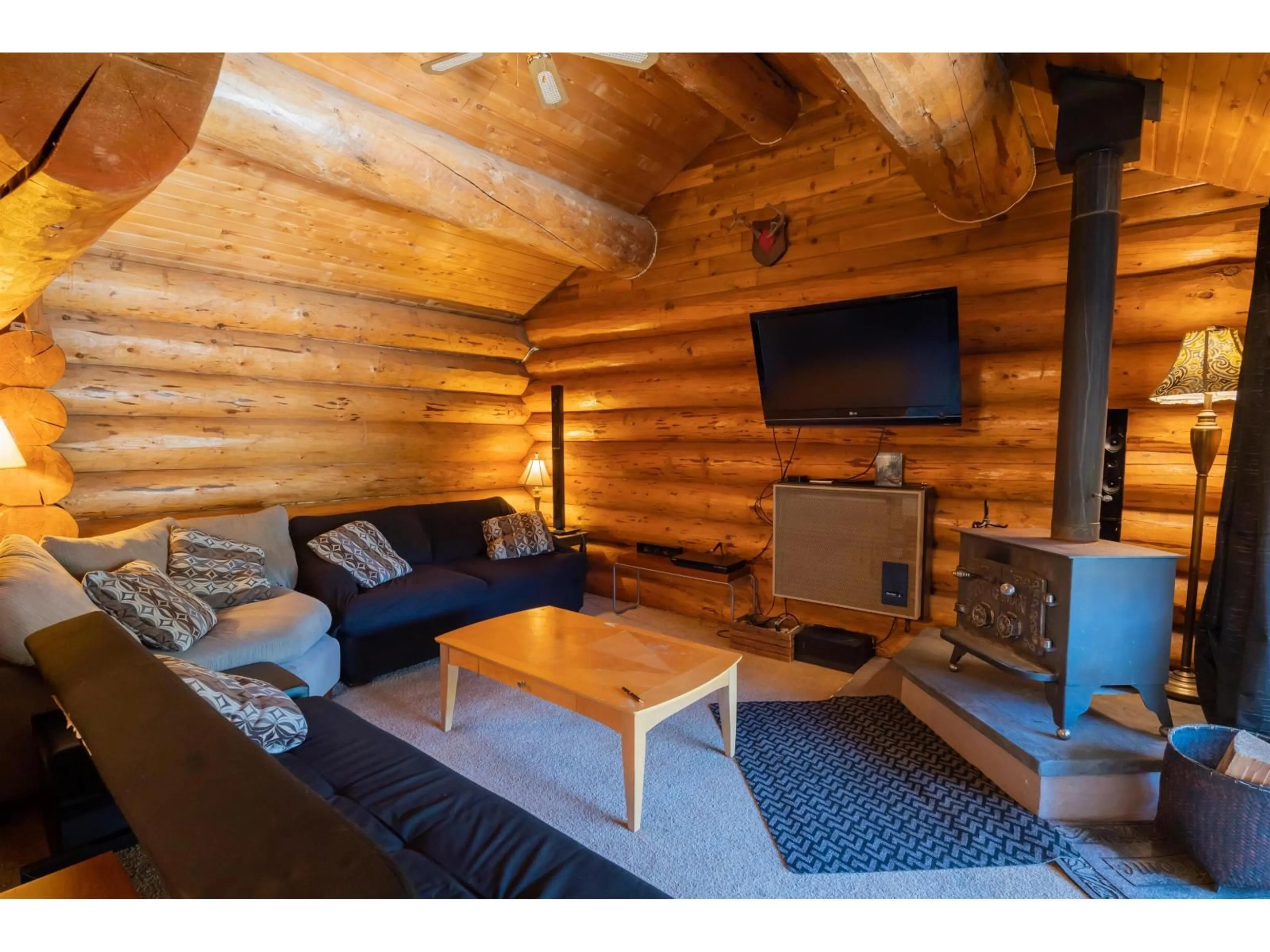 Living room with furniture, wood/laminate floor for 4 - 20649 EDELWEISS DRIVE, Mission British Columbia V0M1A1