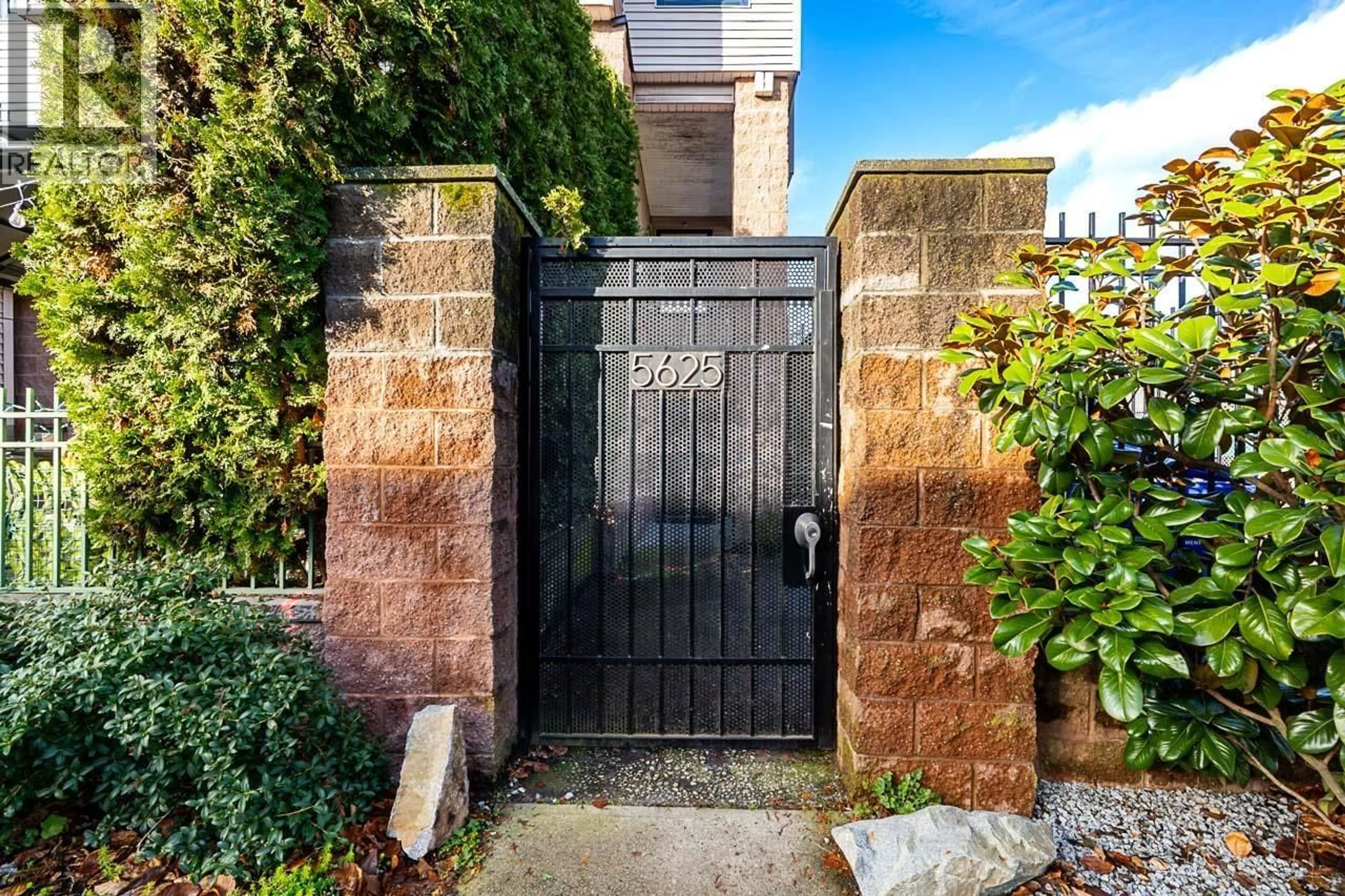 Indoor entryway for 211 - 5625 SENLAC STREET, Vancouver British Columbia V5R6G8