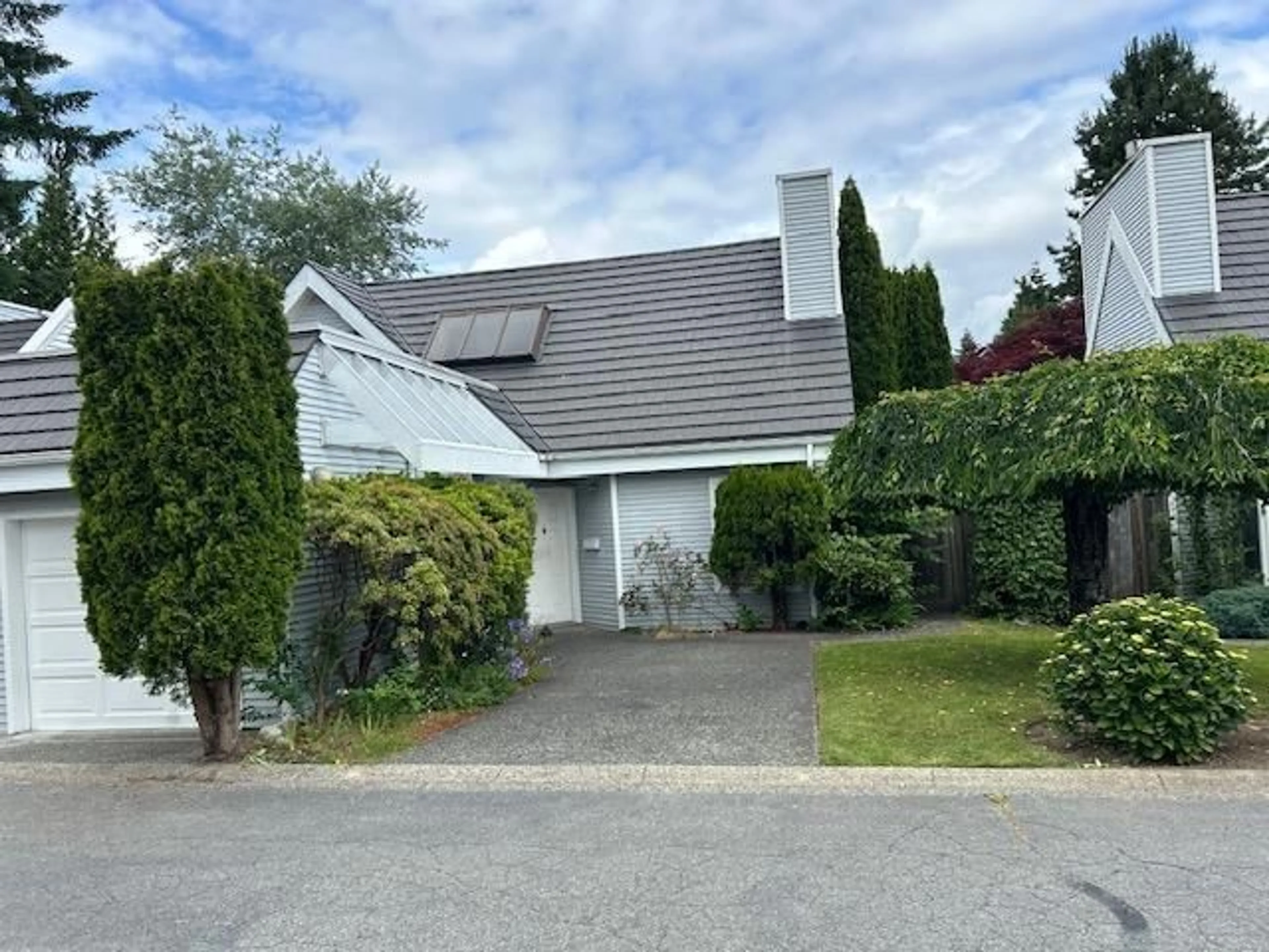 A pic from outside/outdoor area/front of a property/back of a property/a pic from drone, street for 9 - 9785 152B STREET, Surrey British Columbia V3R9W2