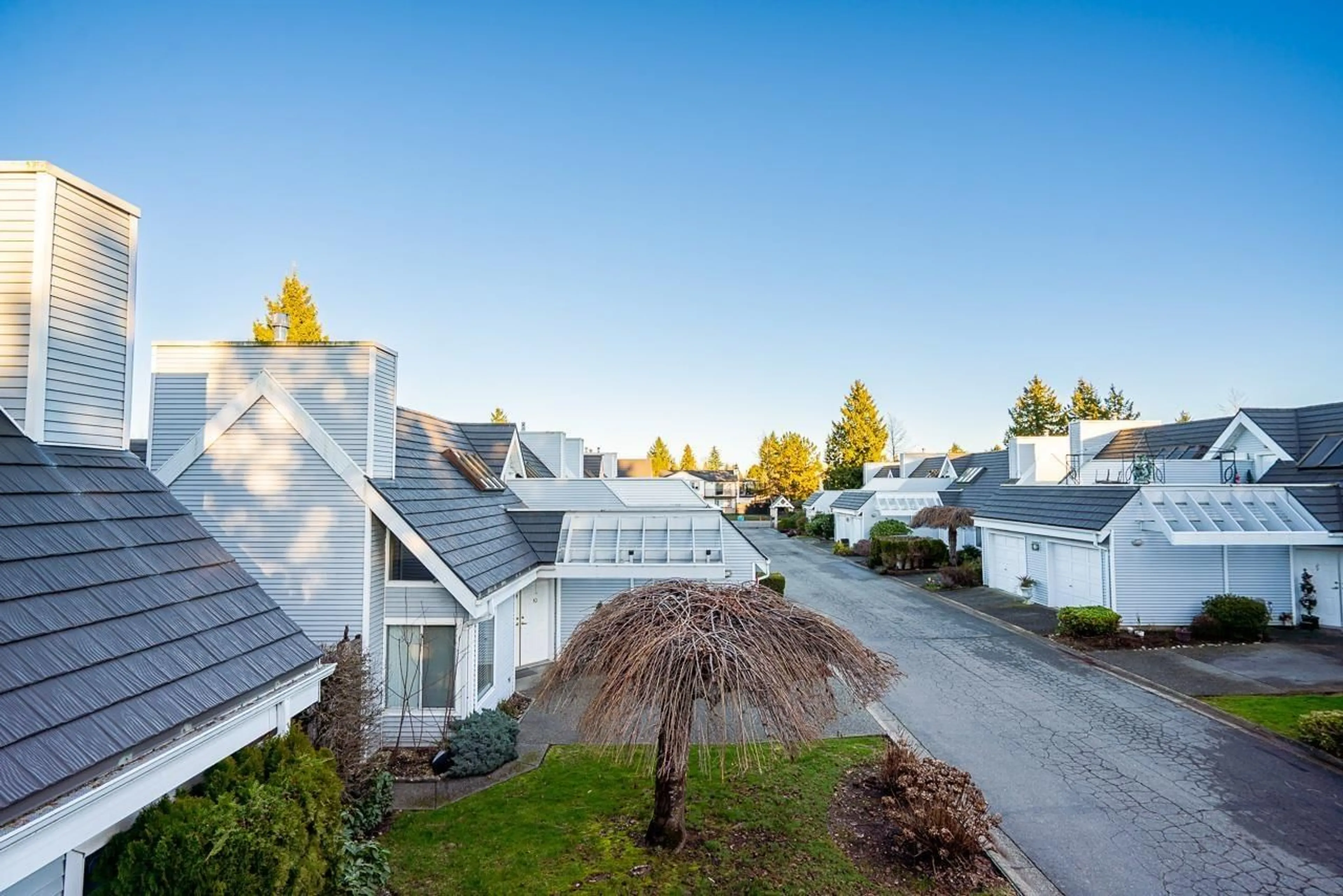 A pic from outside/outdoor area/front of a property/back of a property/a pic from drone, unknown for 9 - 9785 152B STREET, Surrey British Columbia V3R9W2