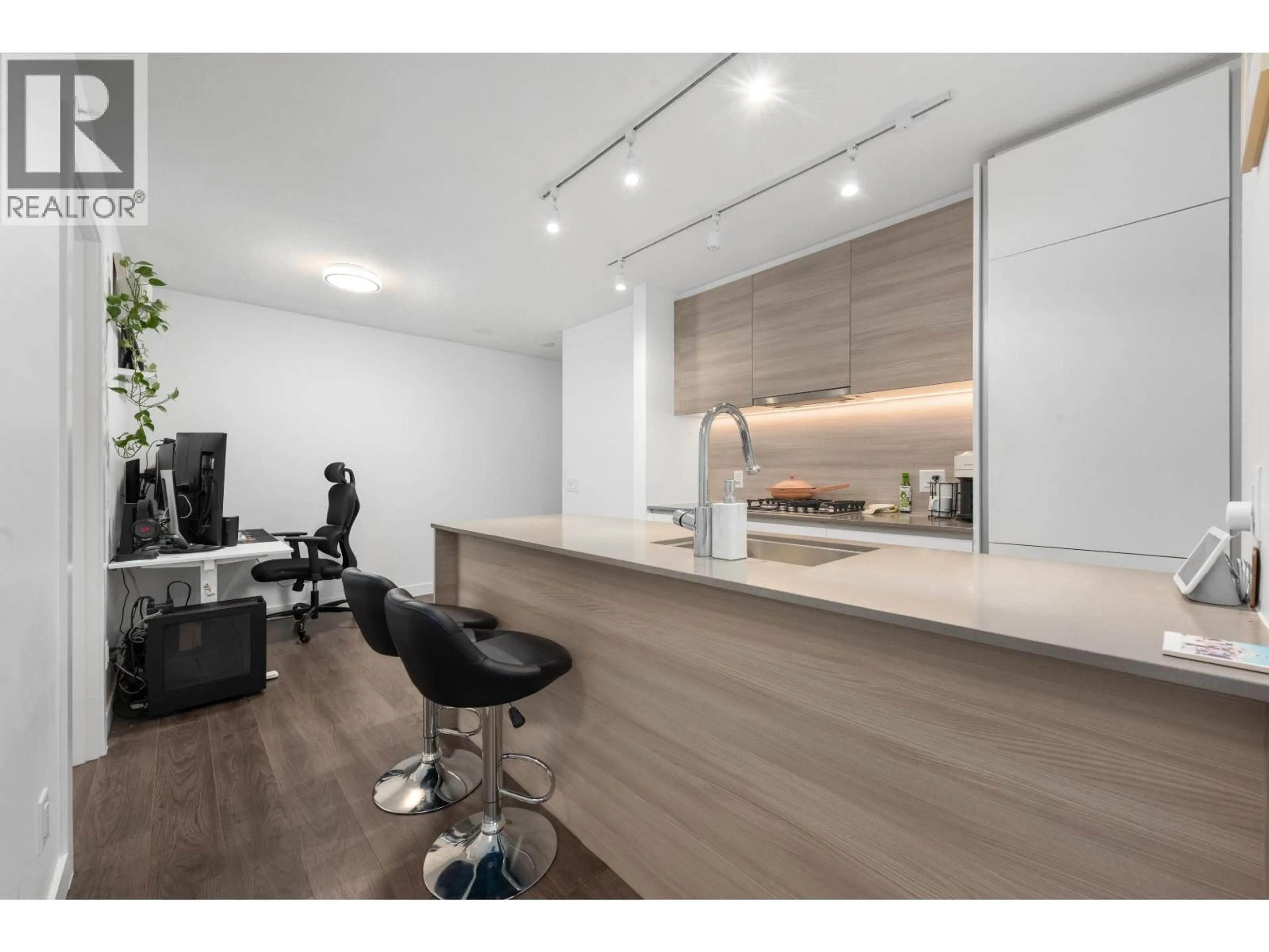 Open concept kitchen, wood/laminate floor for 2509 - 908 QUAYSIDE DRIVE, New Westminster British Columbia V3M0L4