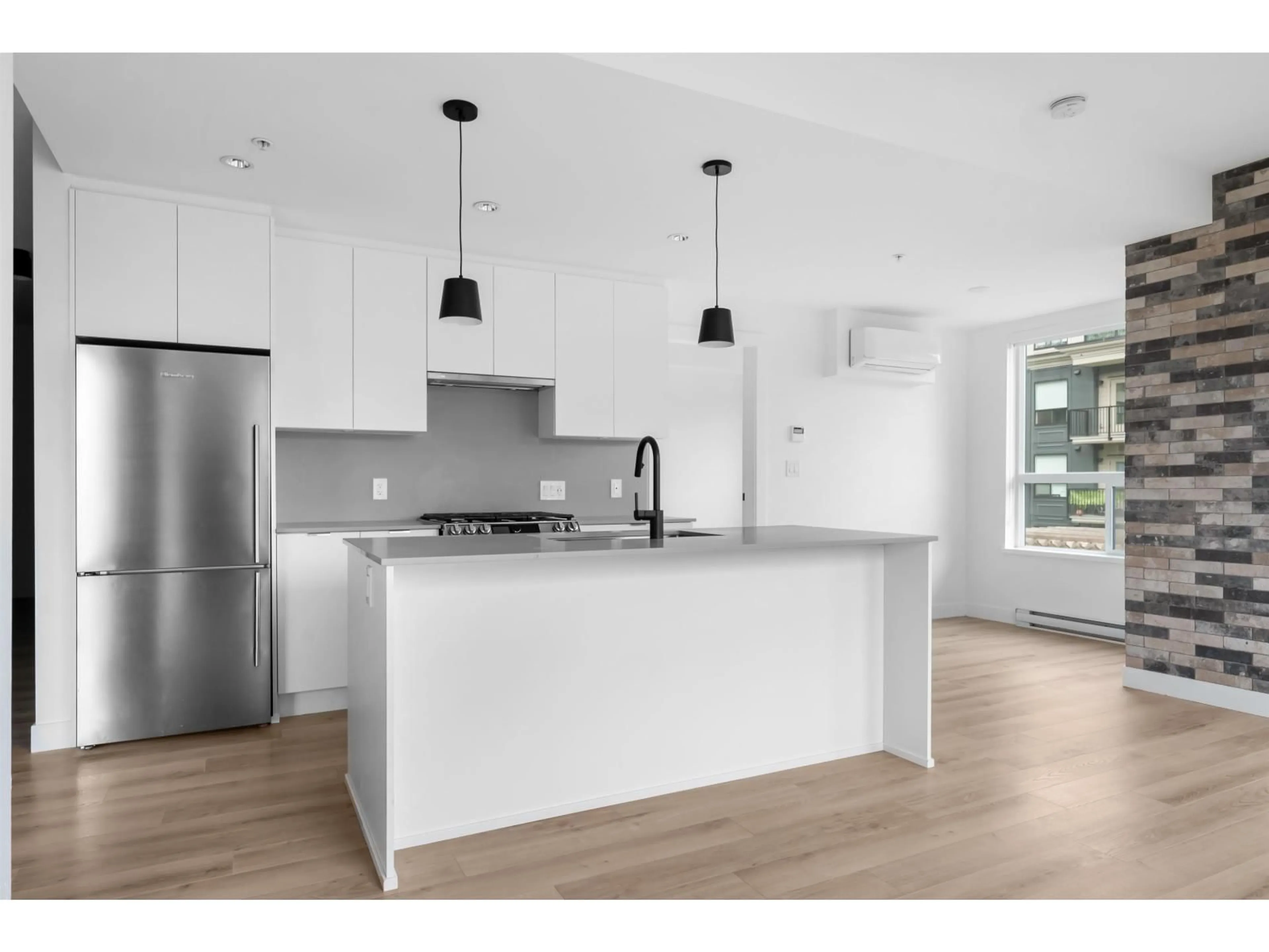 Open concept kitchen, wood/laminate floor for 318 - 2493 MONTROSE AVENUE, Abbotsford British Columbia V2S0L4