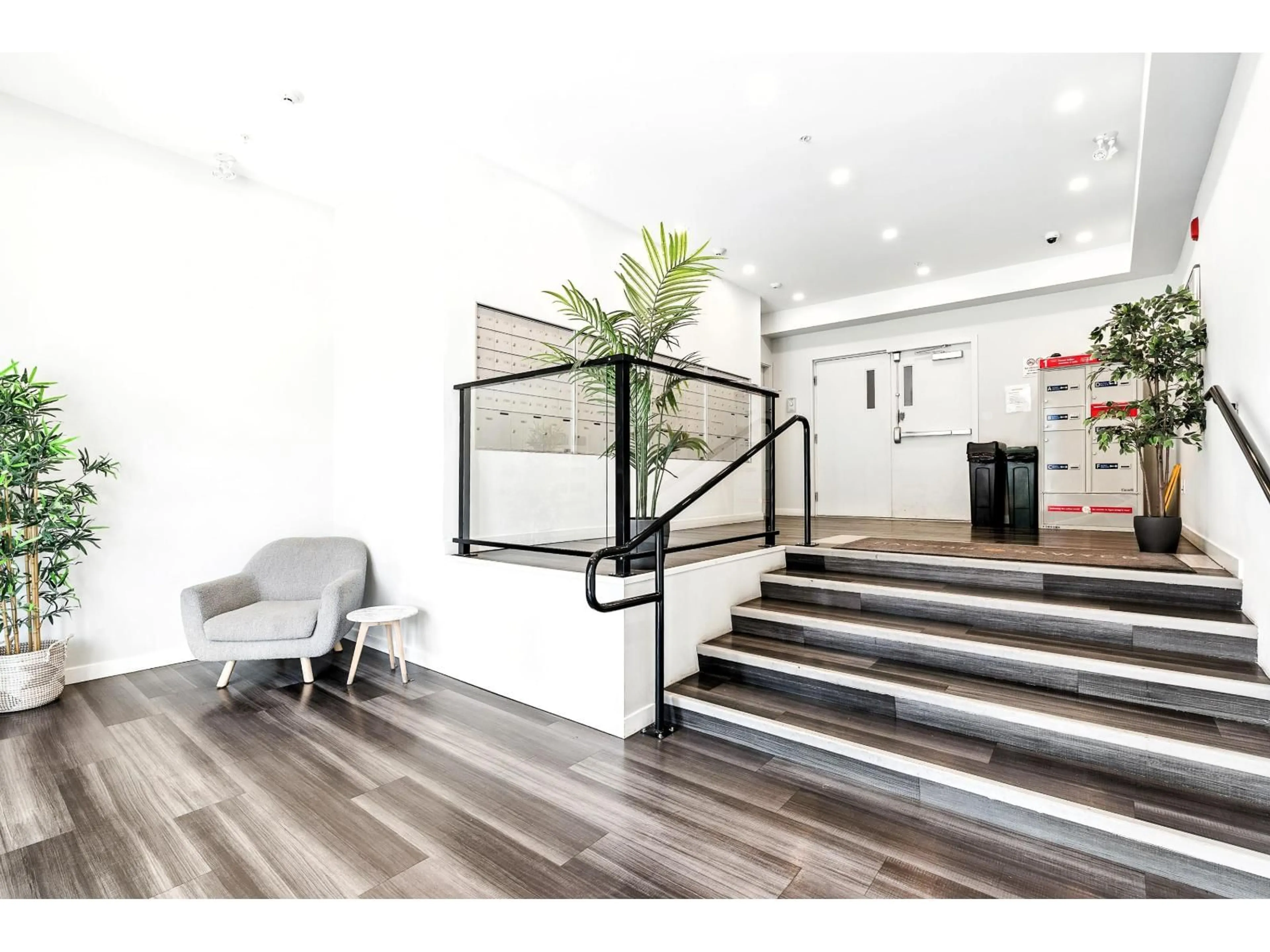 Indoor foyer for 507 - 13623 81A AVENUE, Surrey British Columbia V3W3N7