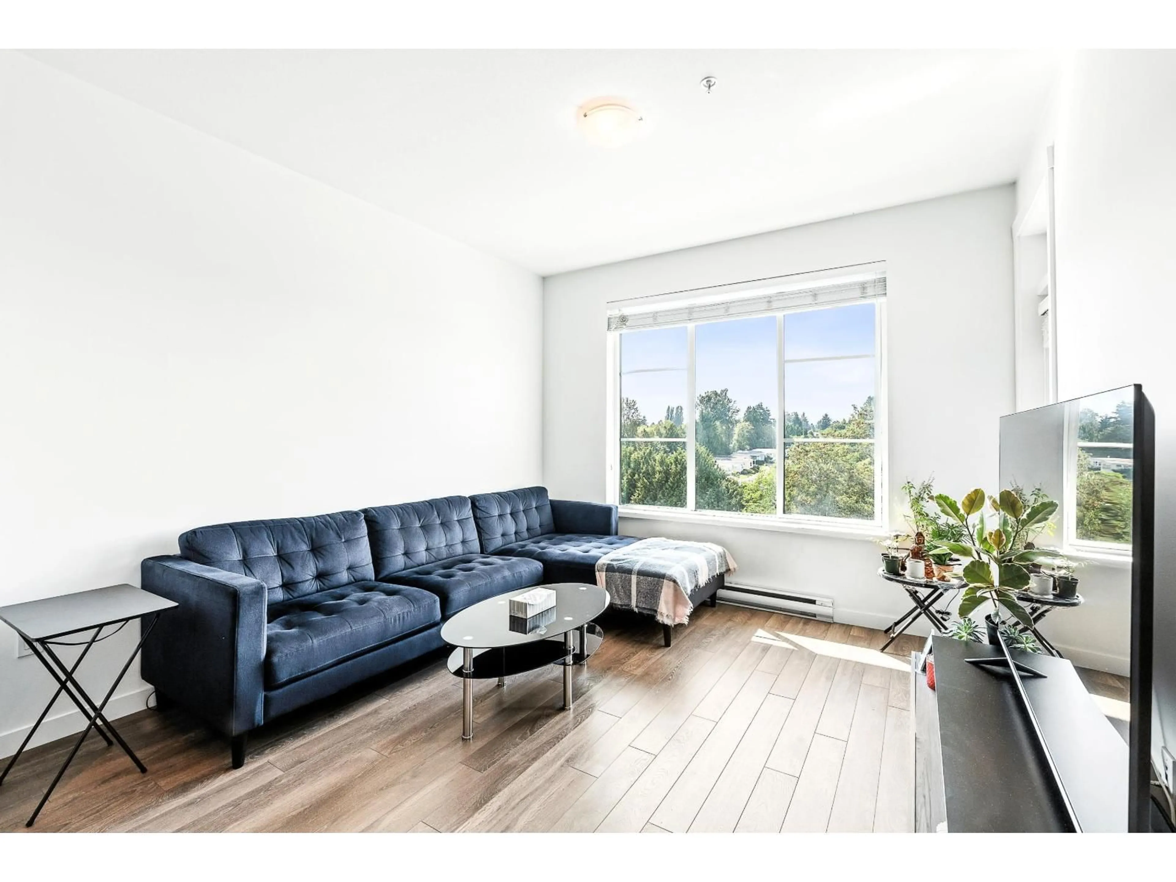 Living room with furniture, wood/laminate floor for 507 - 13623 81A AVENUE, Surrey British Columbia V3W3N7