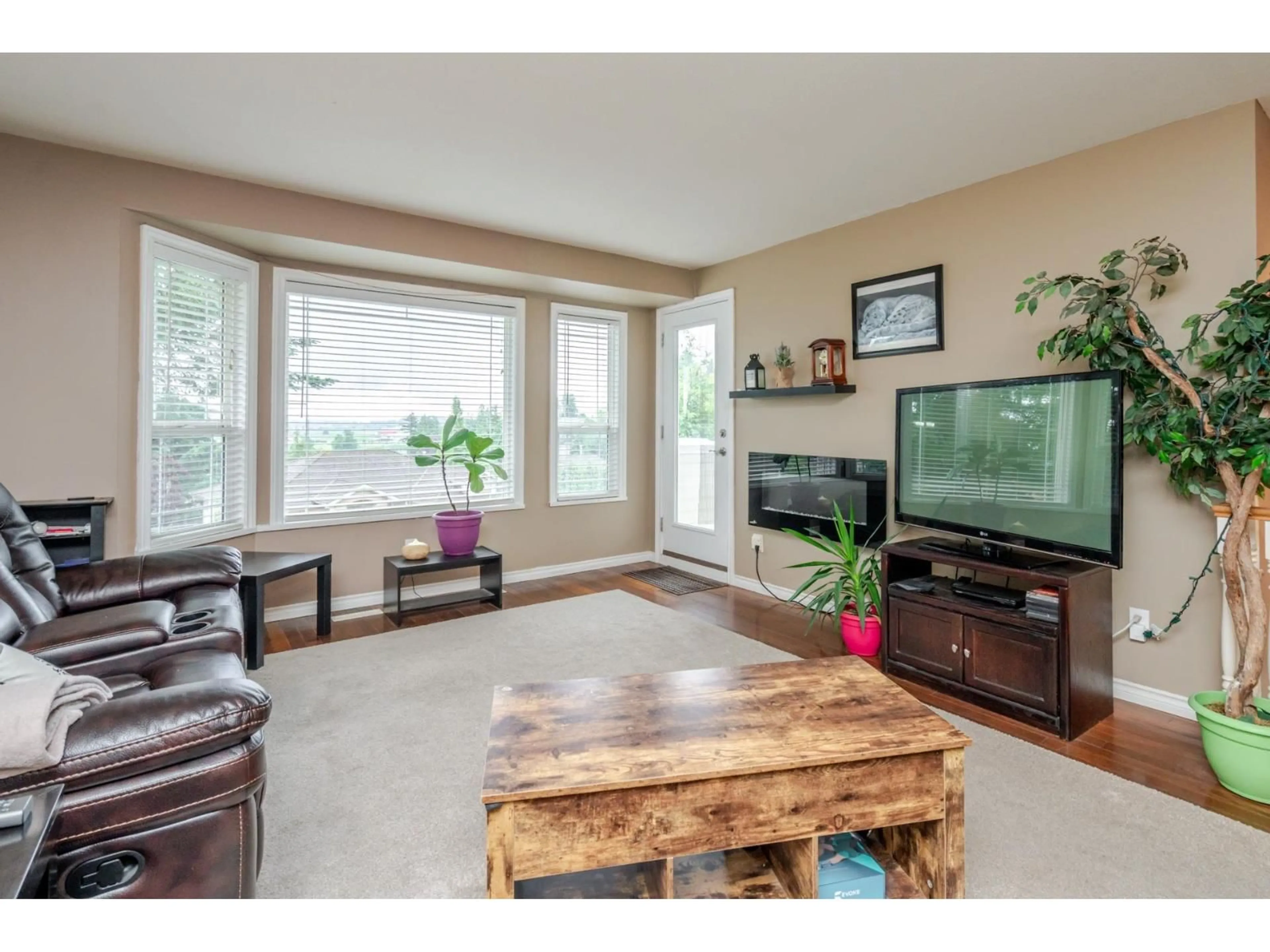 Living room with furniture, wood/laminate floor for 35543 DINA PLACE, Abbotsford British Columbia V3G1L7