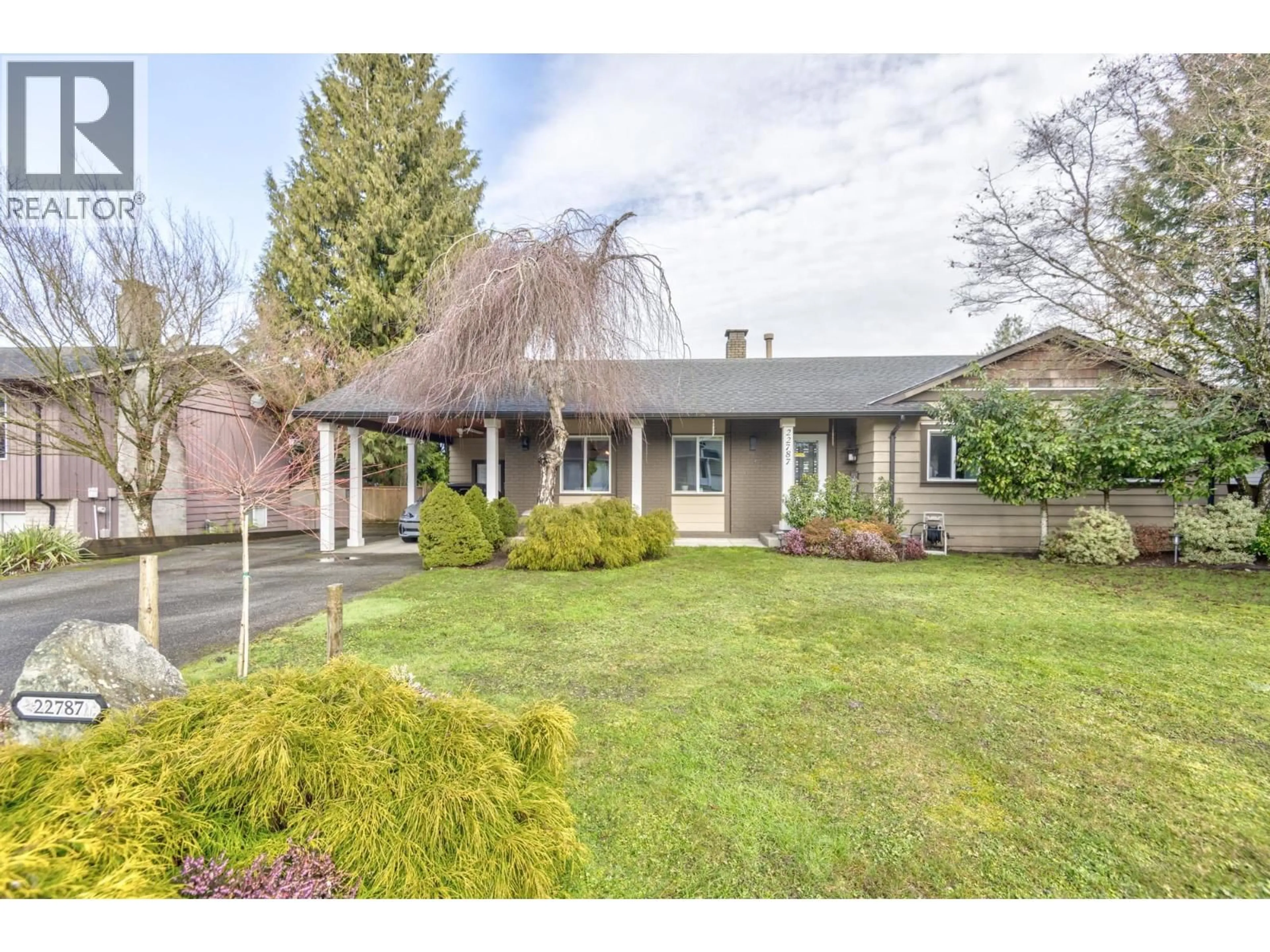 A pic from outside/outdoor area/front of a property/back of a property/a pic from drone, street for 22787 REID AVENUE, Maple Ridge British Columbia V2X4G7