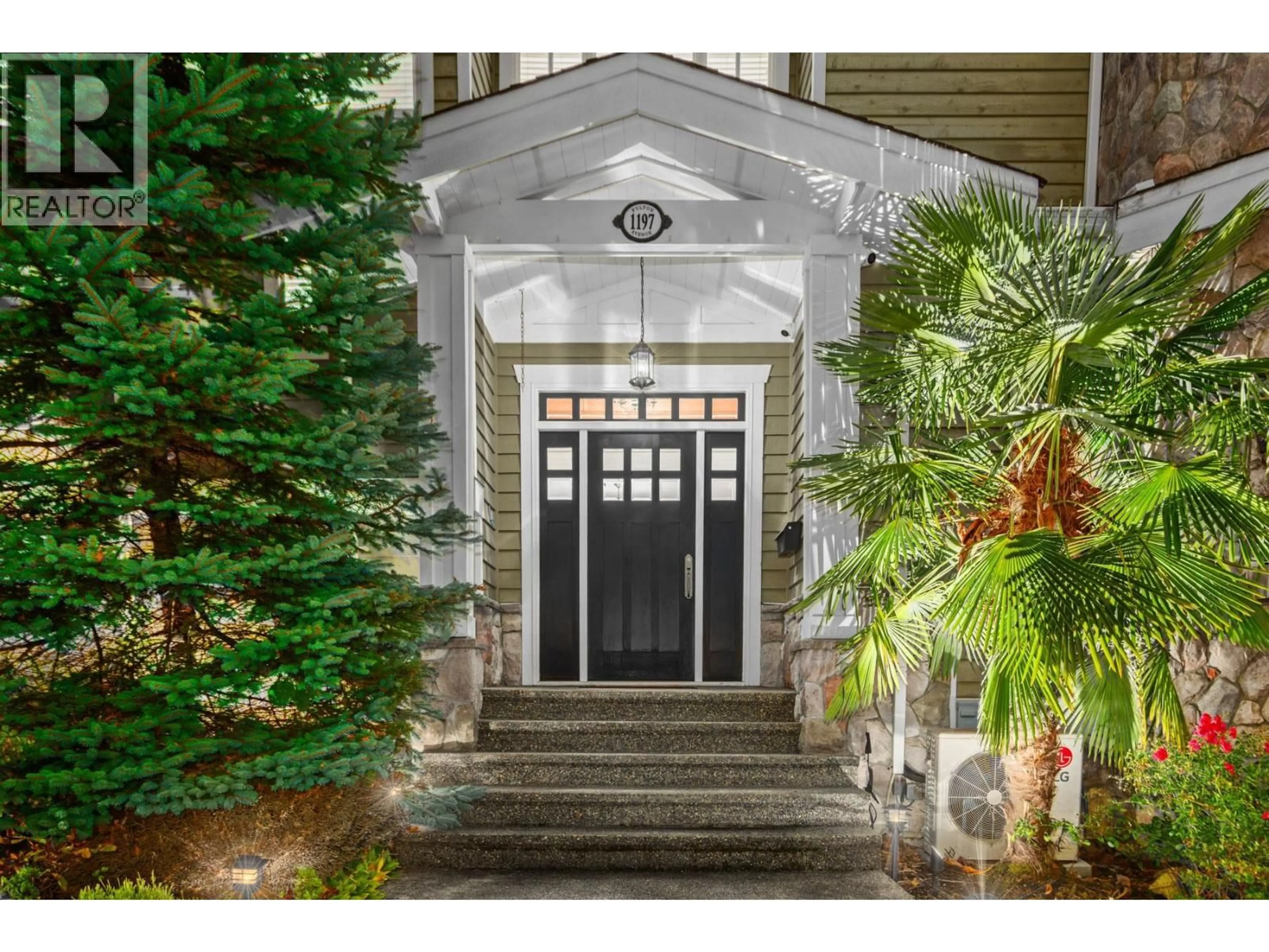 Indoor entryway for 1197 FULTON AVENUE, West Vancouver British Columbia V7T1N4