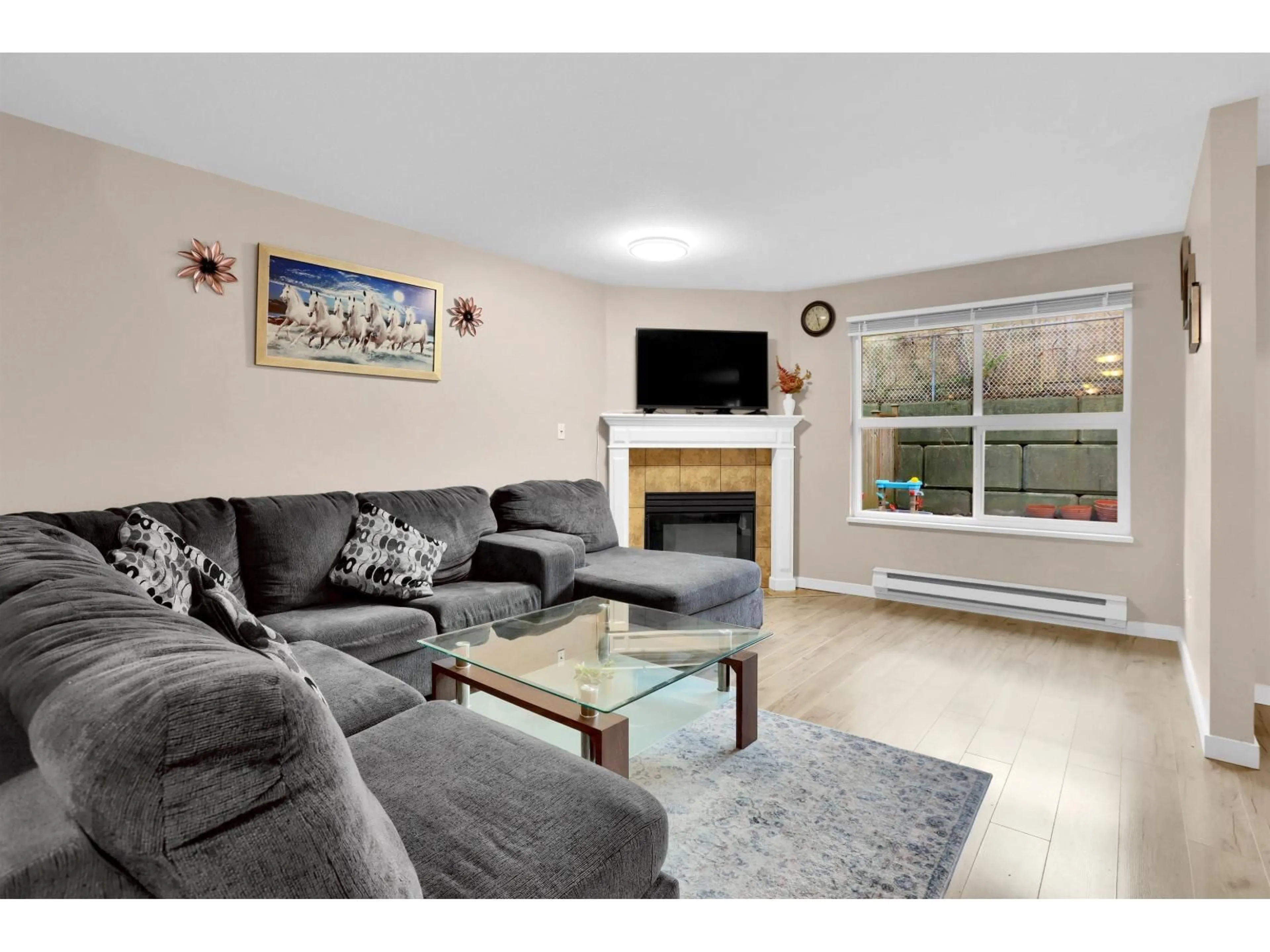 Living room with furniture, unknown for 6 - 36060 OLD YALE ROAD, Abbotsford British Columbia V3G2E9