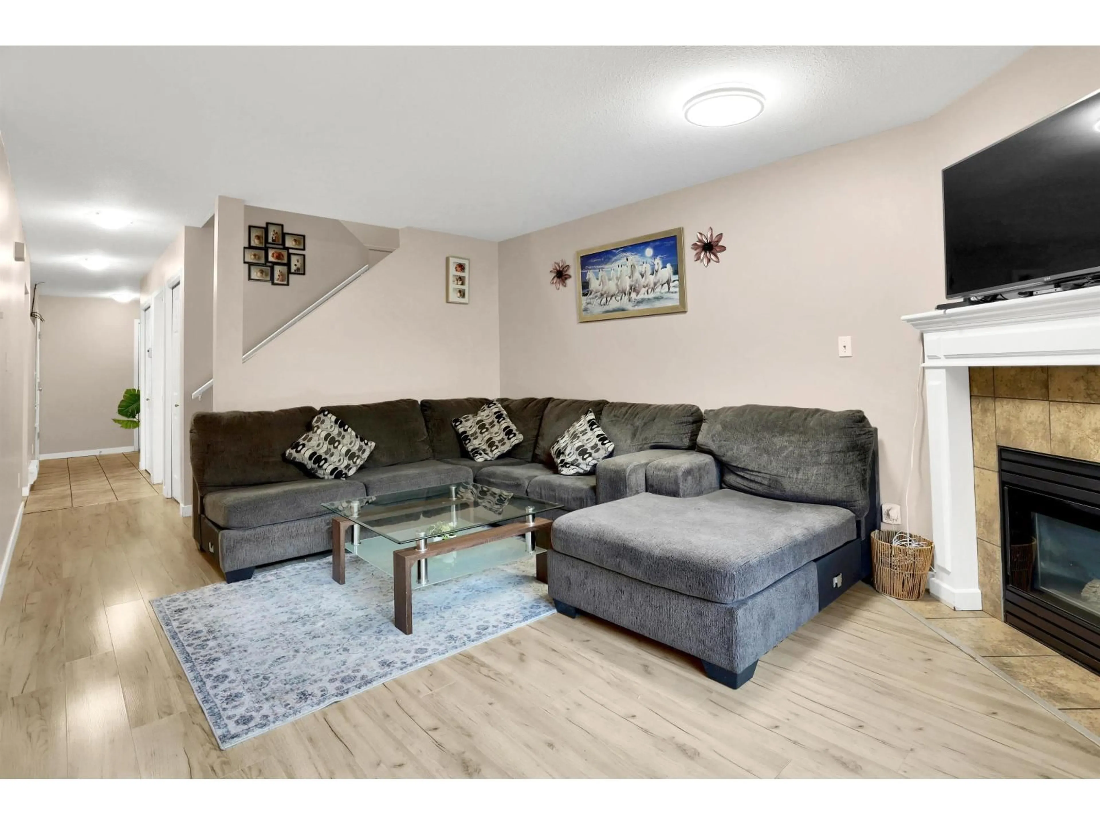 Living room with furniture, unknown for 6 - 36060 OLD YALE ROAD, Abbotsford British Columbia V3G2E9