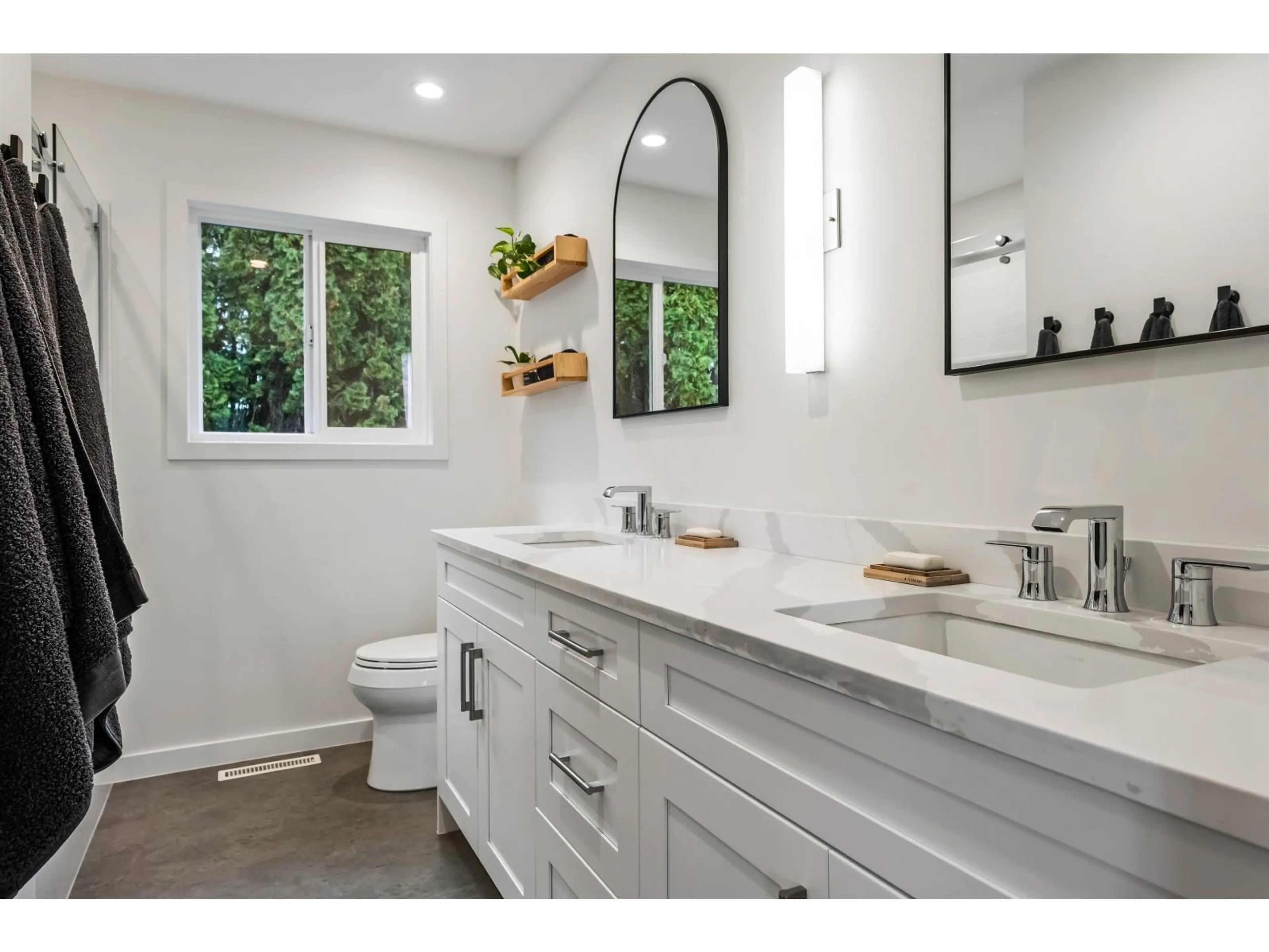 Contemporary bathroom, ceramic/tile floor for 9046 BROADWAY STREET, Chilliwack British Columbia V2P5W1