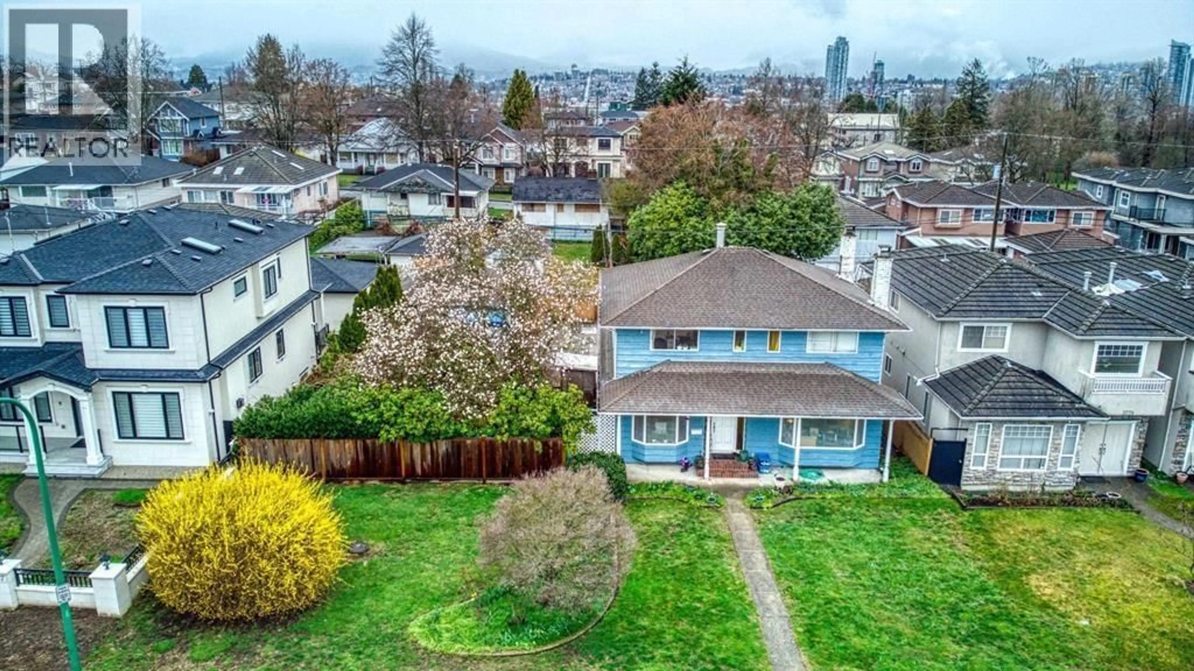 A pic from outside/outdoor area/front of a property/back of a property/a pic from drone, unknown for 3775 ELMWOOD STREET, Burnaby British Columbia V5G1R8