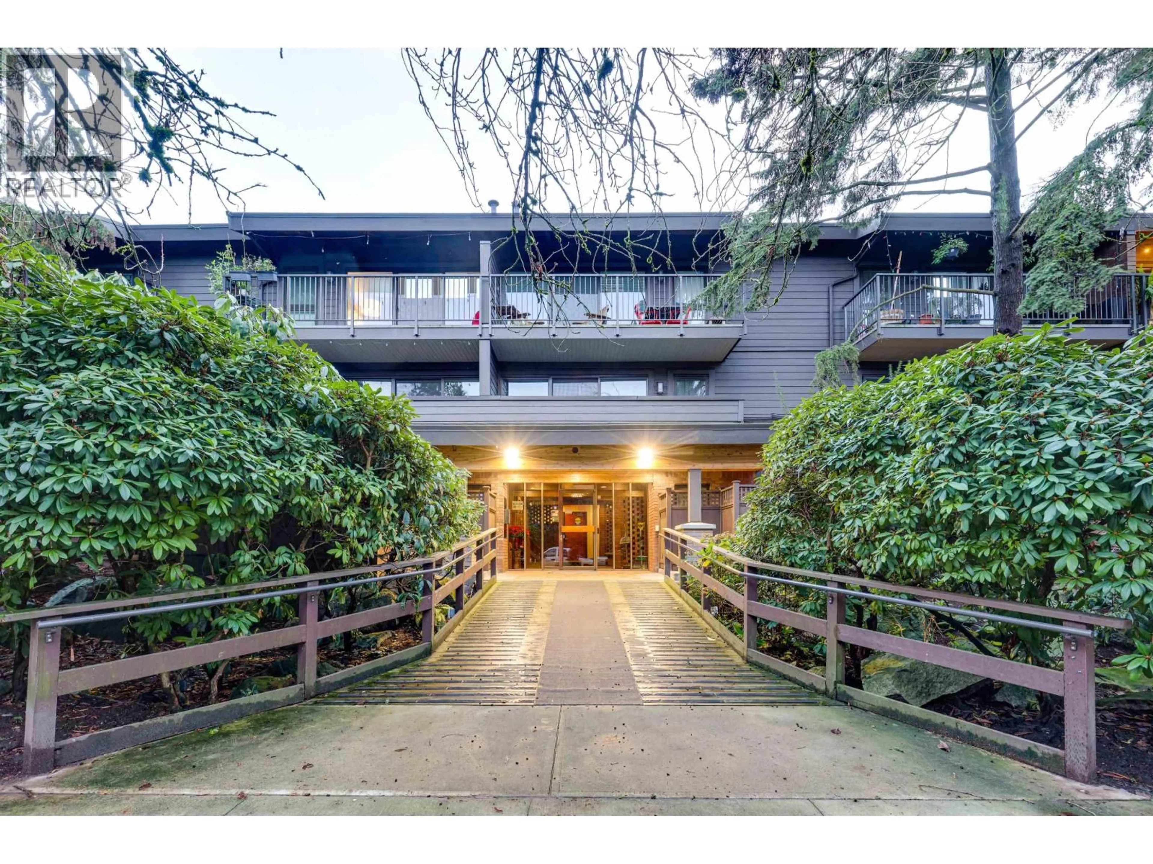 Indoor foyer for 205 - 330 7TH AVENUE, Vancouver British Columbia V5T4K5