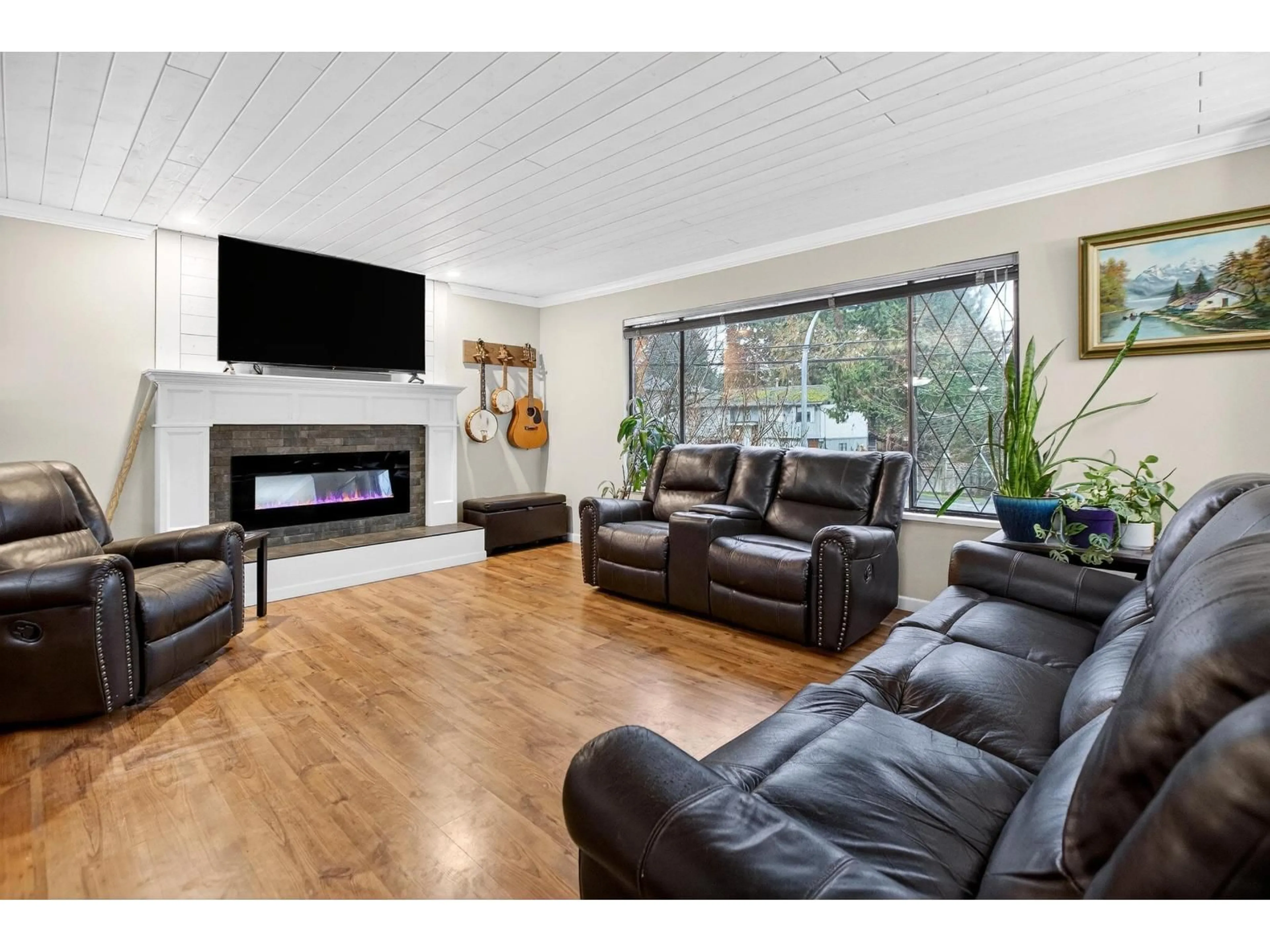 Living room with furniture, wood/laminate floor for 7768 WREN STREET, Mission British Columbia V2V3C4