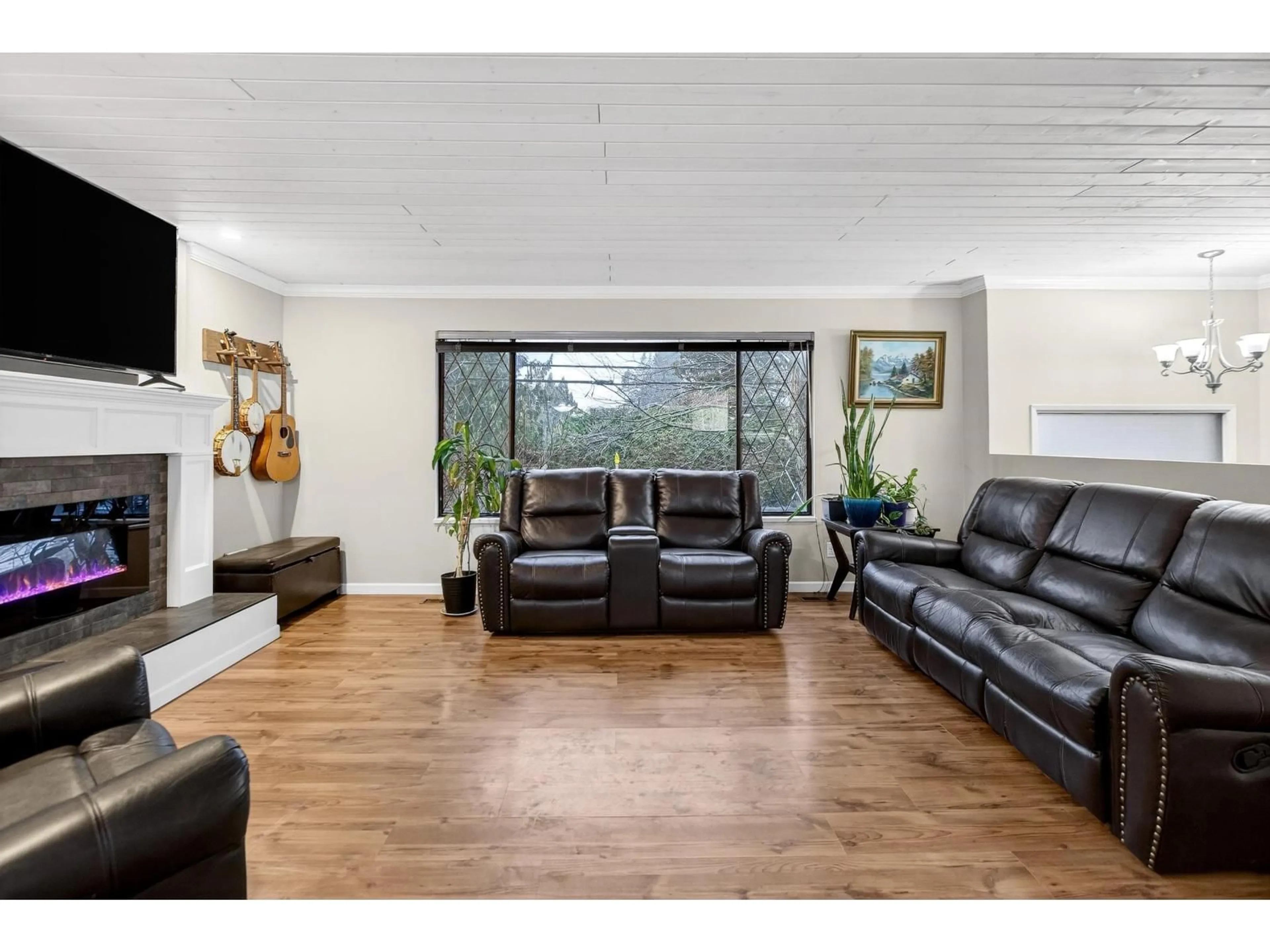 Living room with furniture, wood/laminate floor for 7768 WREN STREET, Mission British Columbia V2V3C4