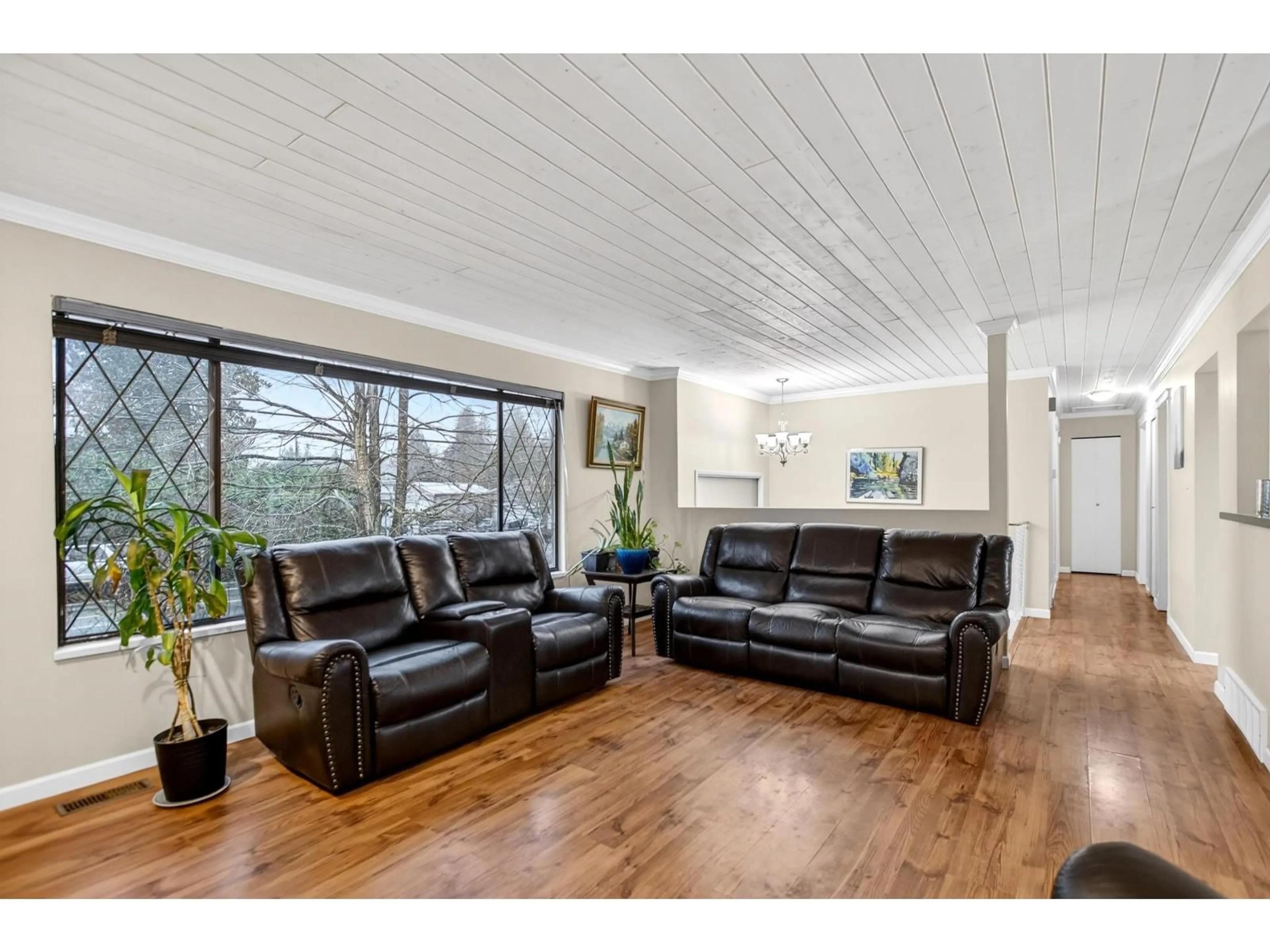 Living room with furniture, wood/laminate floor for 7768 WREN STREET, Mission British Columbia V2V3C4