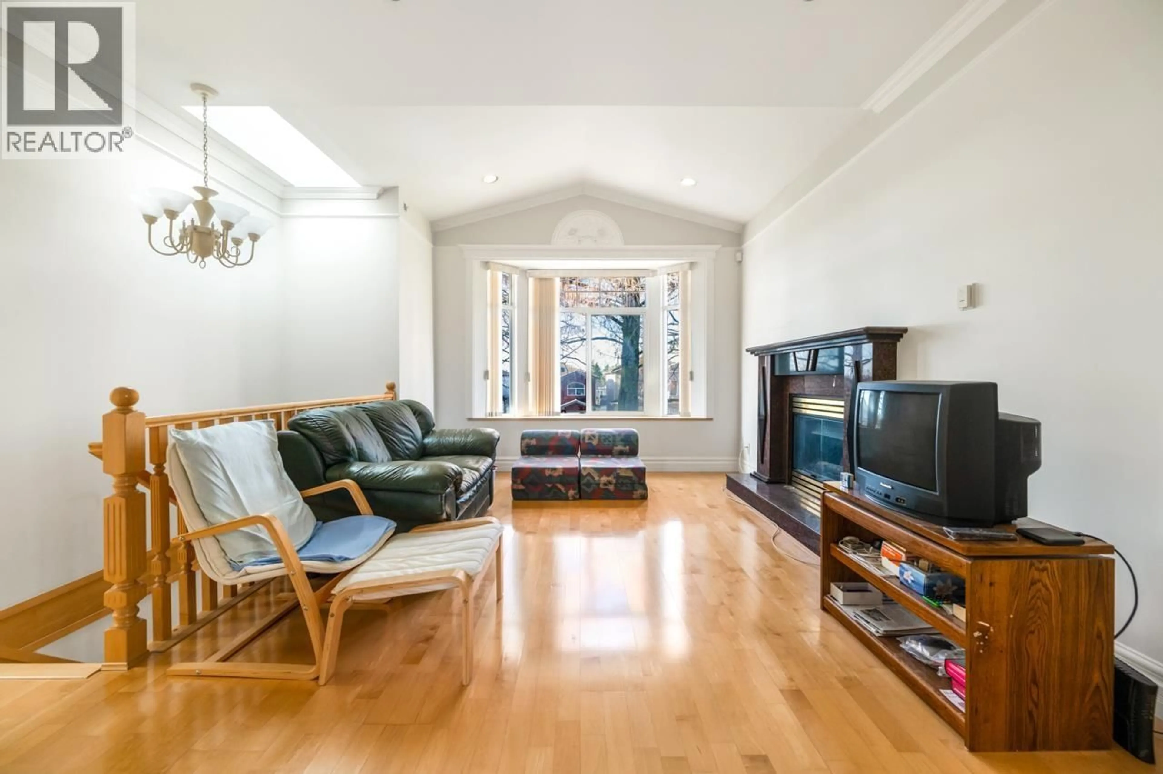 Living room with furniture, unknown for 5760 KERR STREET, Vancouver British Columbia V5R4B7