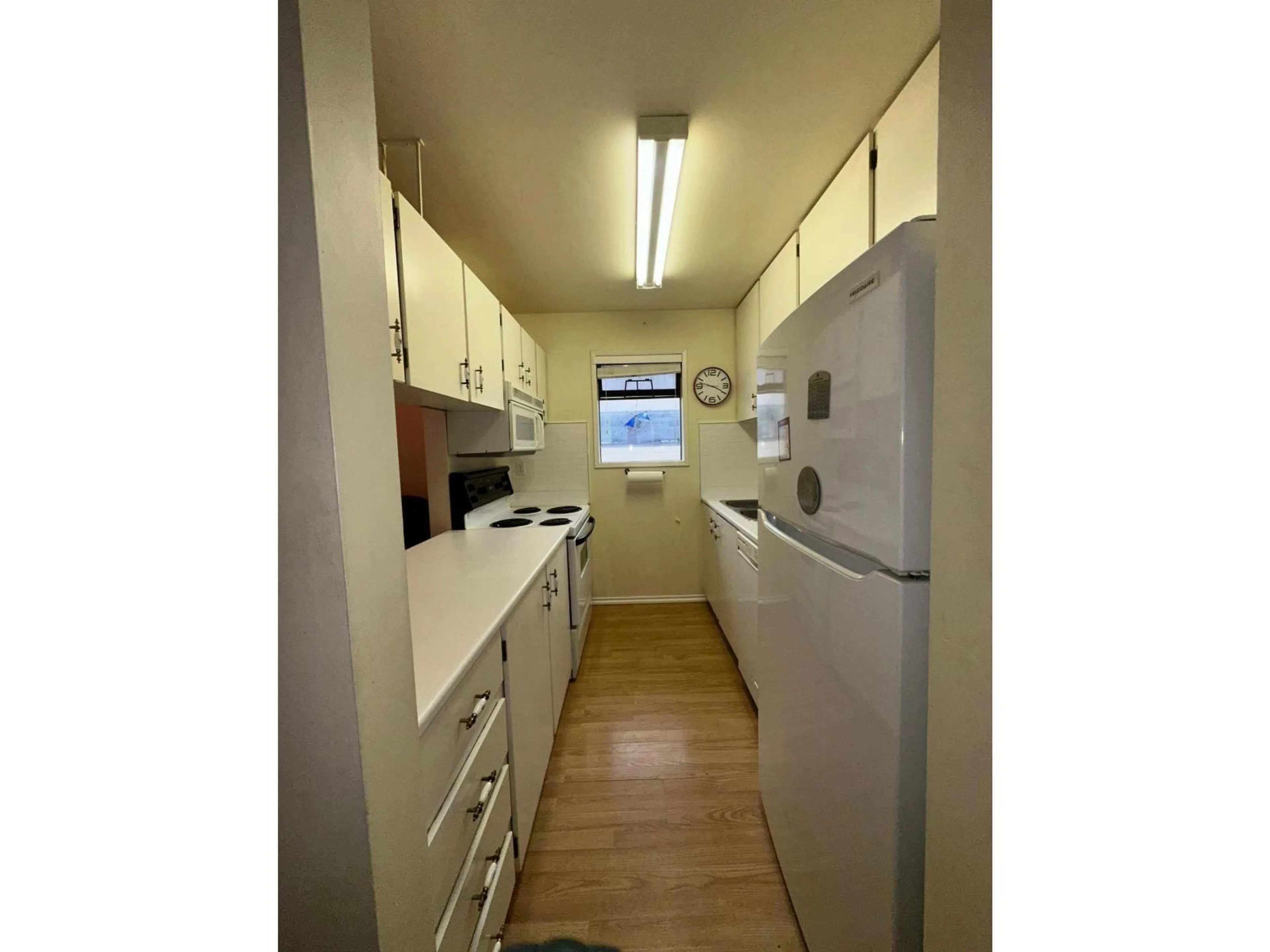 Standard kitchen, wood/laminate floor for 306 - 1526 GEORGE STREET, White Rock British Columbia V4B4A5