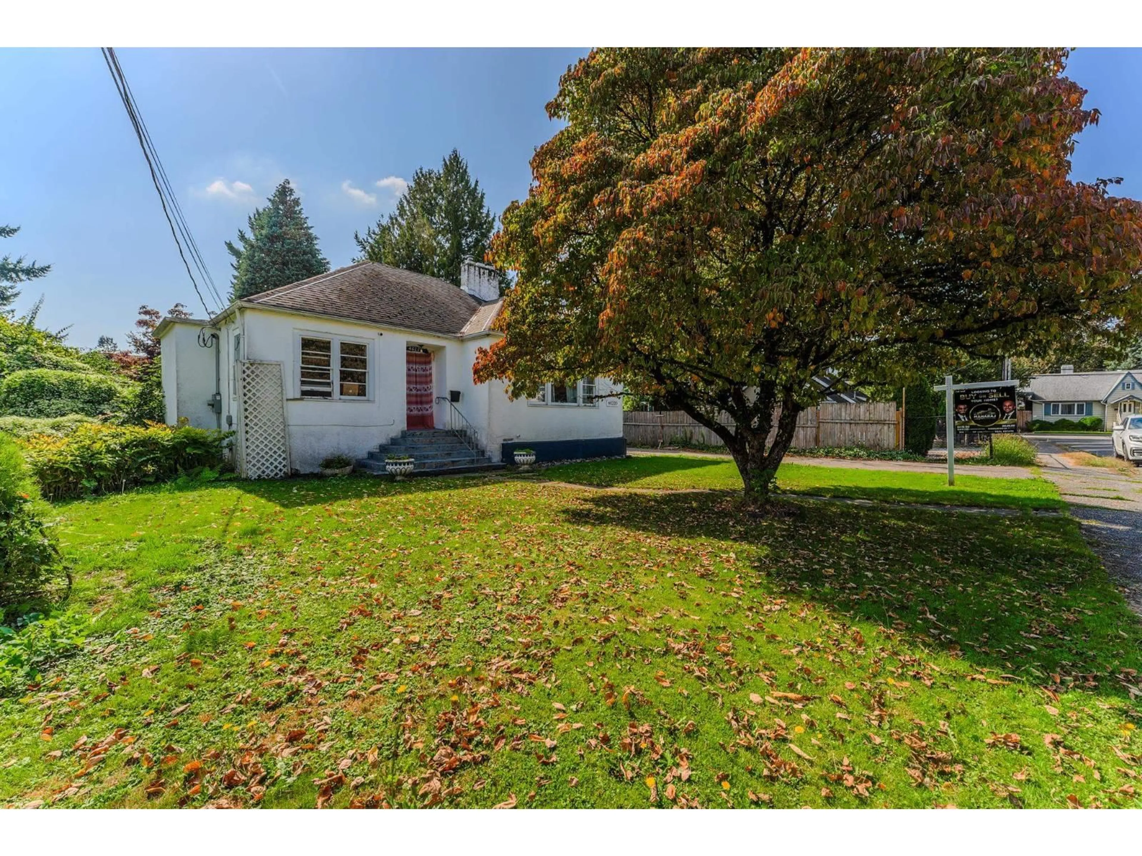 A pic from outside/outdoor area/front of a property/back of a property/a pic from drone, street for 46220 MAPLE AVENUE, Chilliwack British Columbia V2P2J4