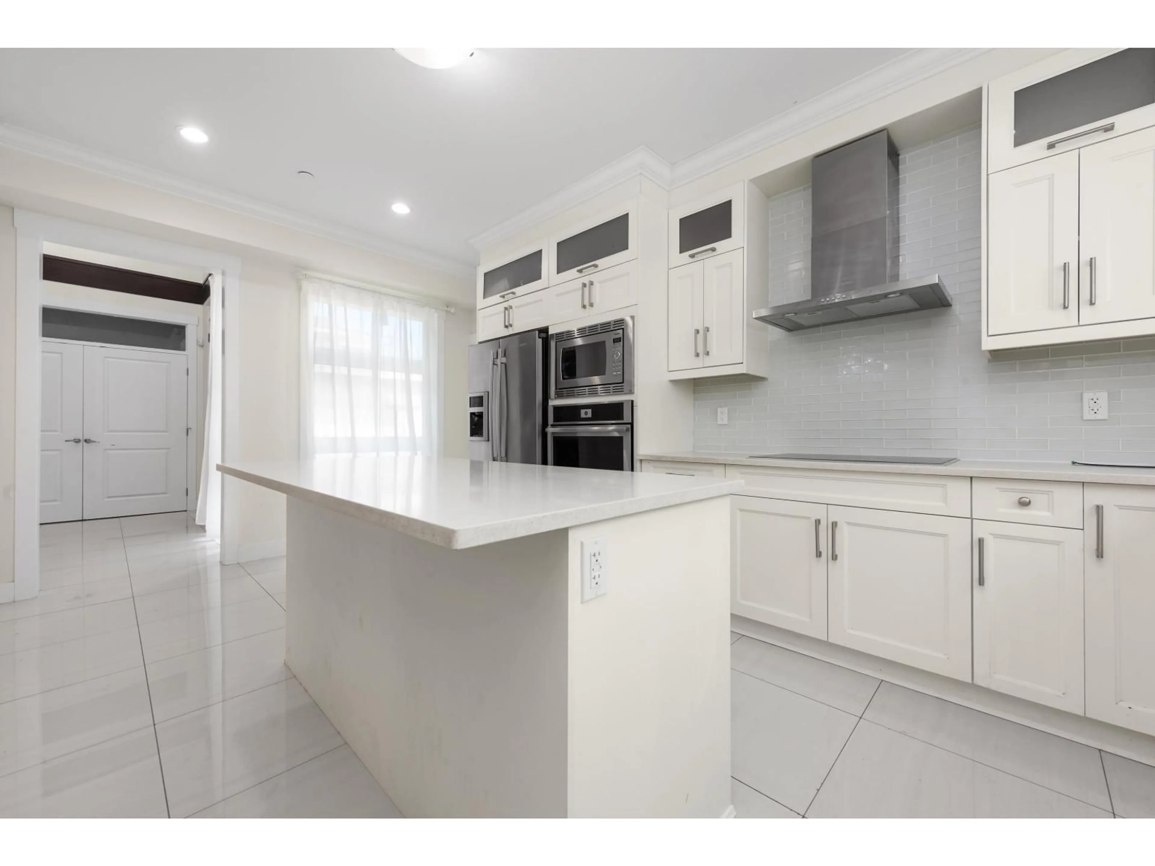 Open concept kitchen, ceramic/tile floor for 13766 NORTH BLUFF ROAD, White Rock British Columbia V4B3B9