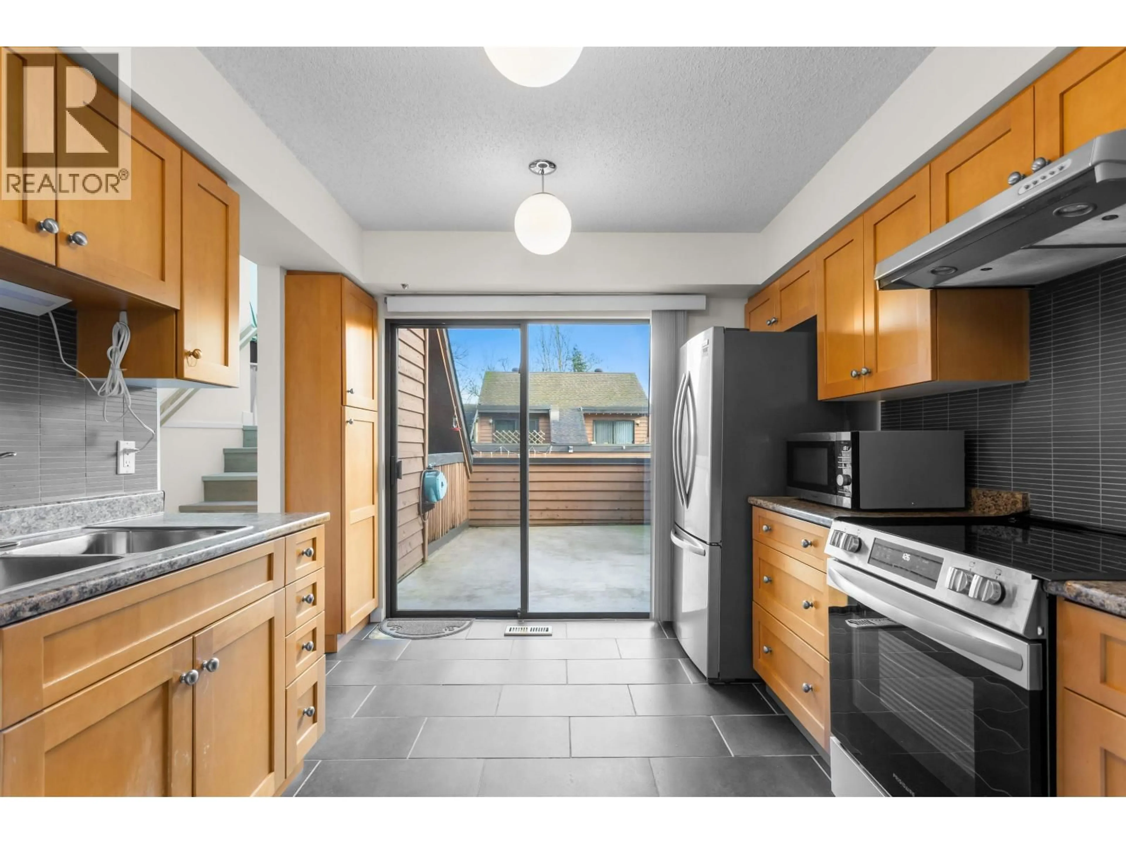 Standard kitchen, ceramic/tile floor for 423 CAMBRIDGE WAY, Port Moody British Columbia V3H3V1