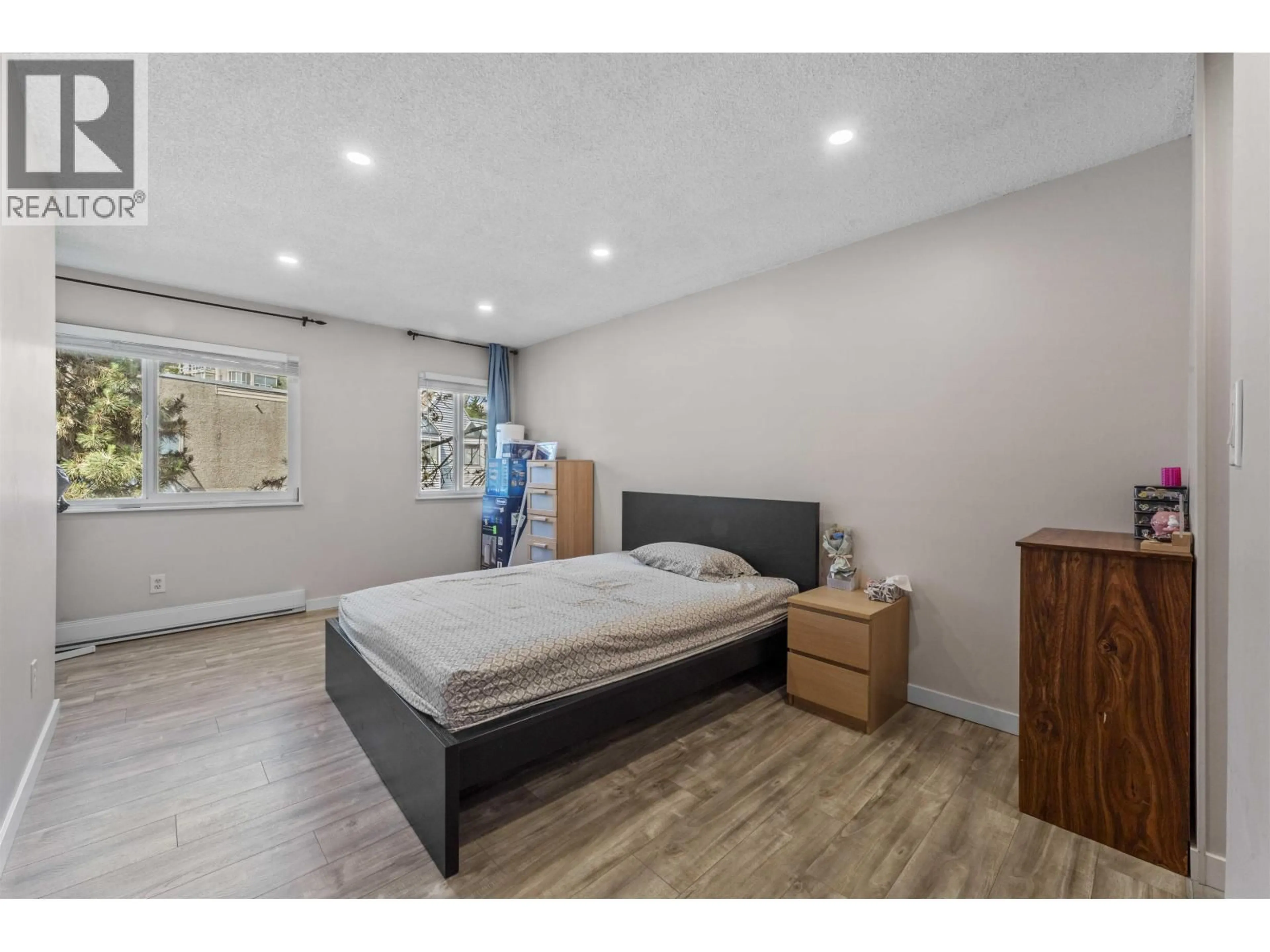 Bedroom with bed, wood/laminate floor for 508 - 9890 MANCHESTER DRIVE, Burnaby British Columbia V3N4R4