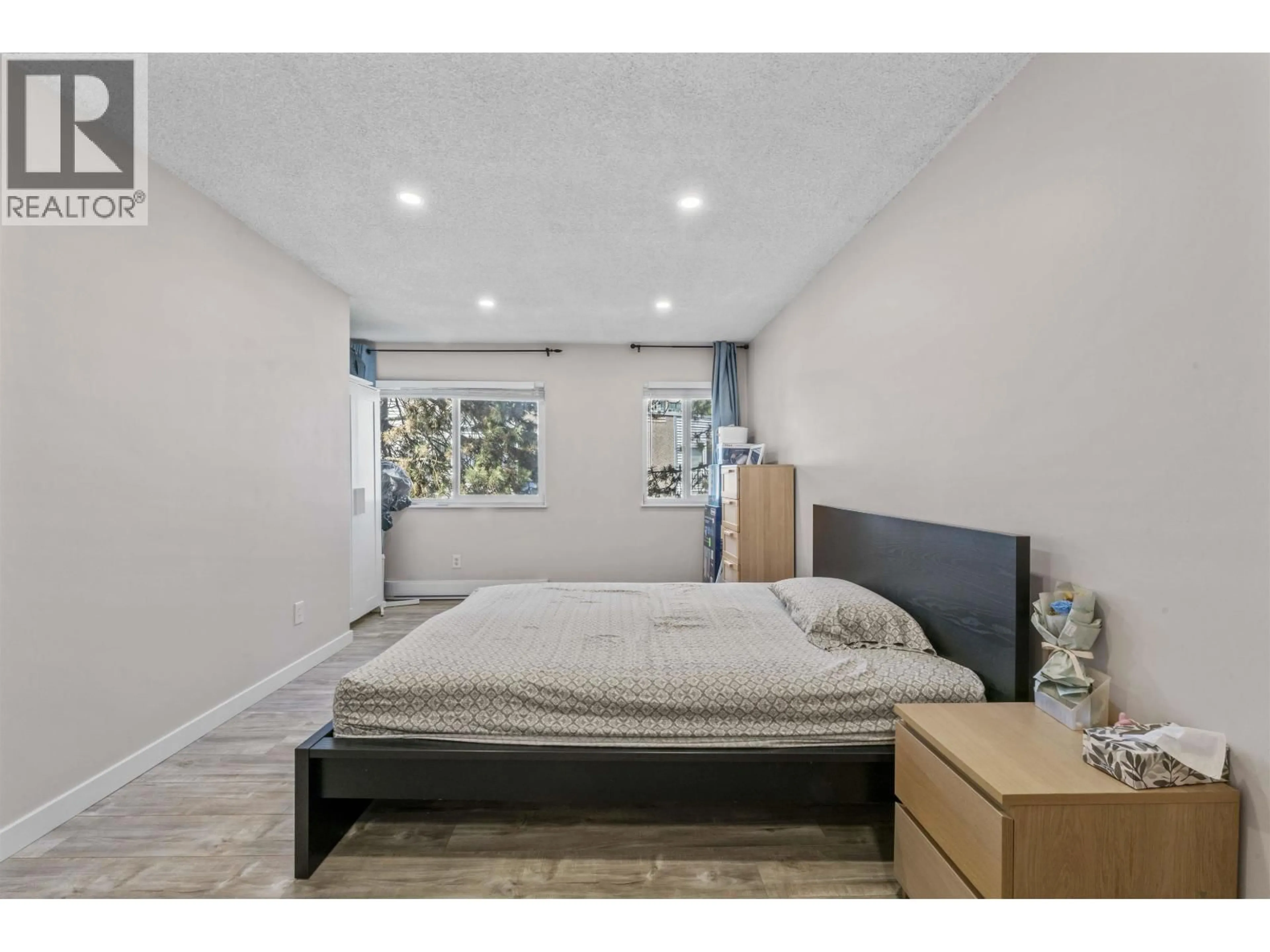 Bedroom with bed, wood/laminate floor for 508 - 9890 MANCHESTER DRIVE, Burnaby British Columbia V3N4R4