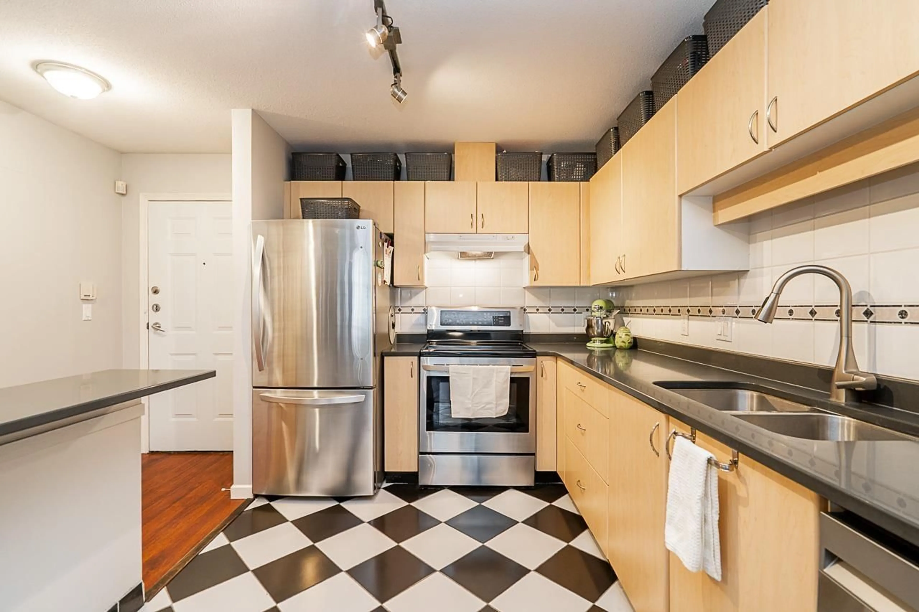 Standard kitchen, ceramic/tile floor for 403 - 9668 148 STREET, Surrey British Columbia V3R0W2