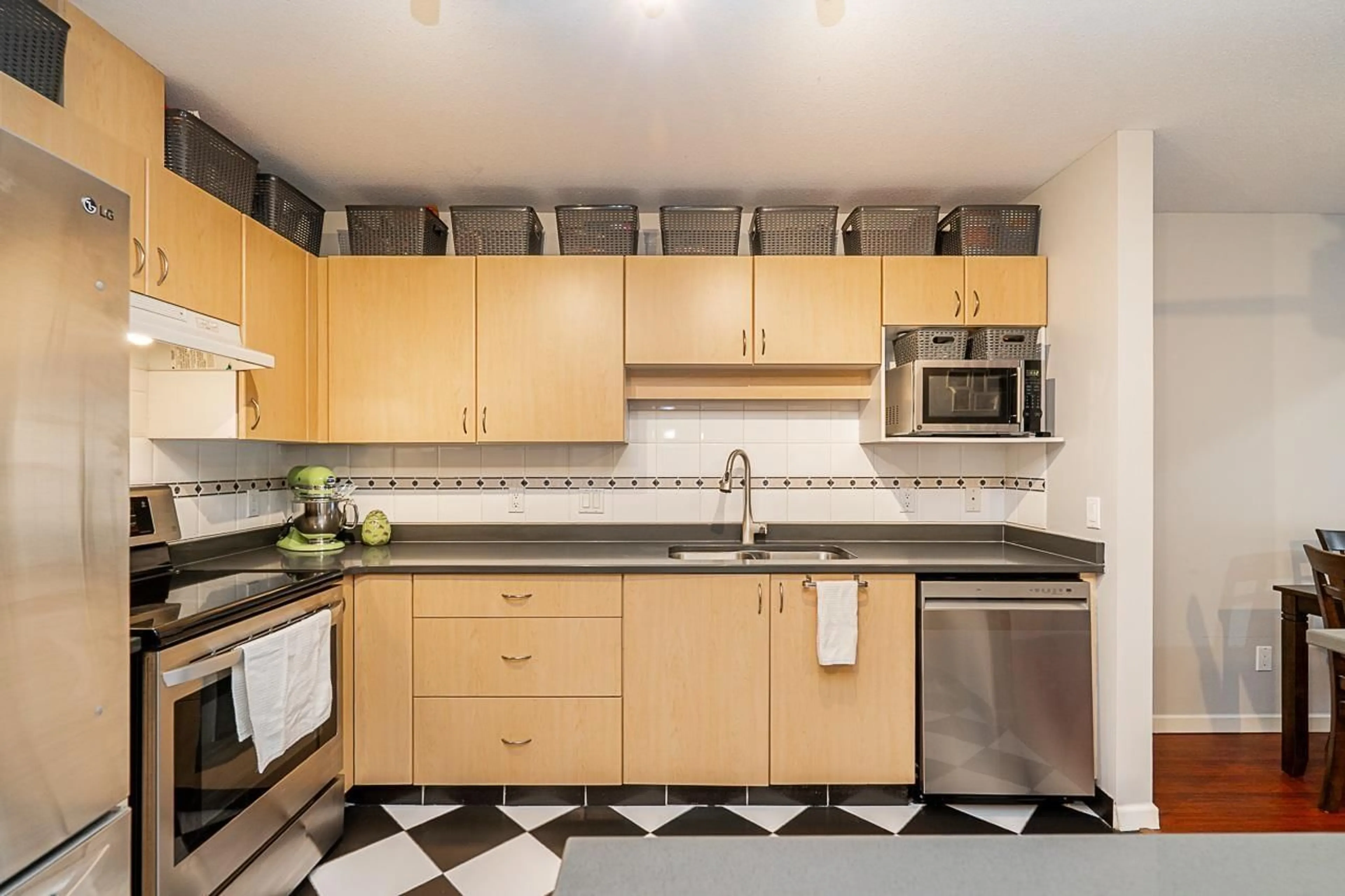 Standard kitchen, ceramic/tile floor for 403 - 9668 148 STREET, Surrey British Columbia V3R0W2
