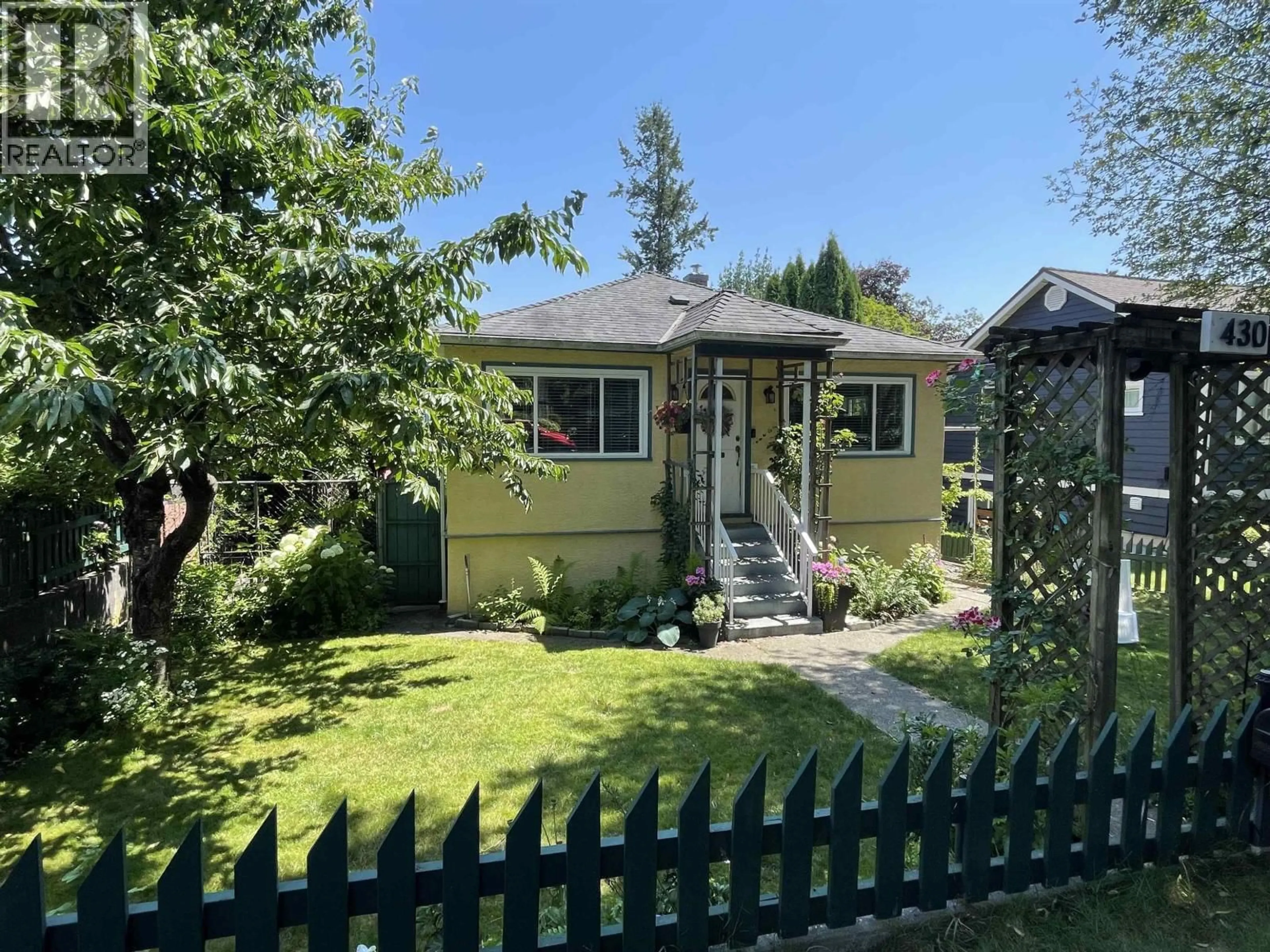 A pic from outside/outdoor area/front of a property/back of a property/a pic from drone, street for 430 GARRETT STREET, New Westminster British Columbia V3L3S2
