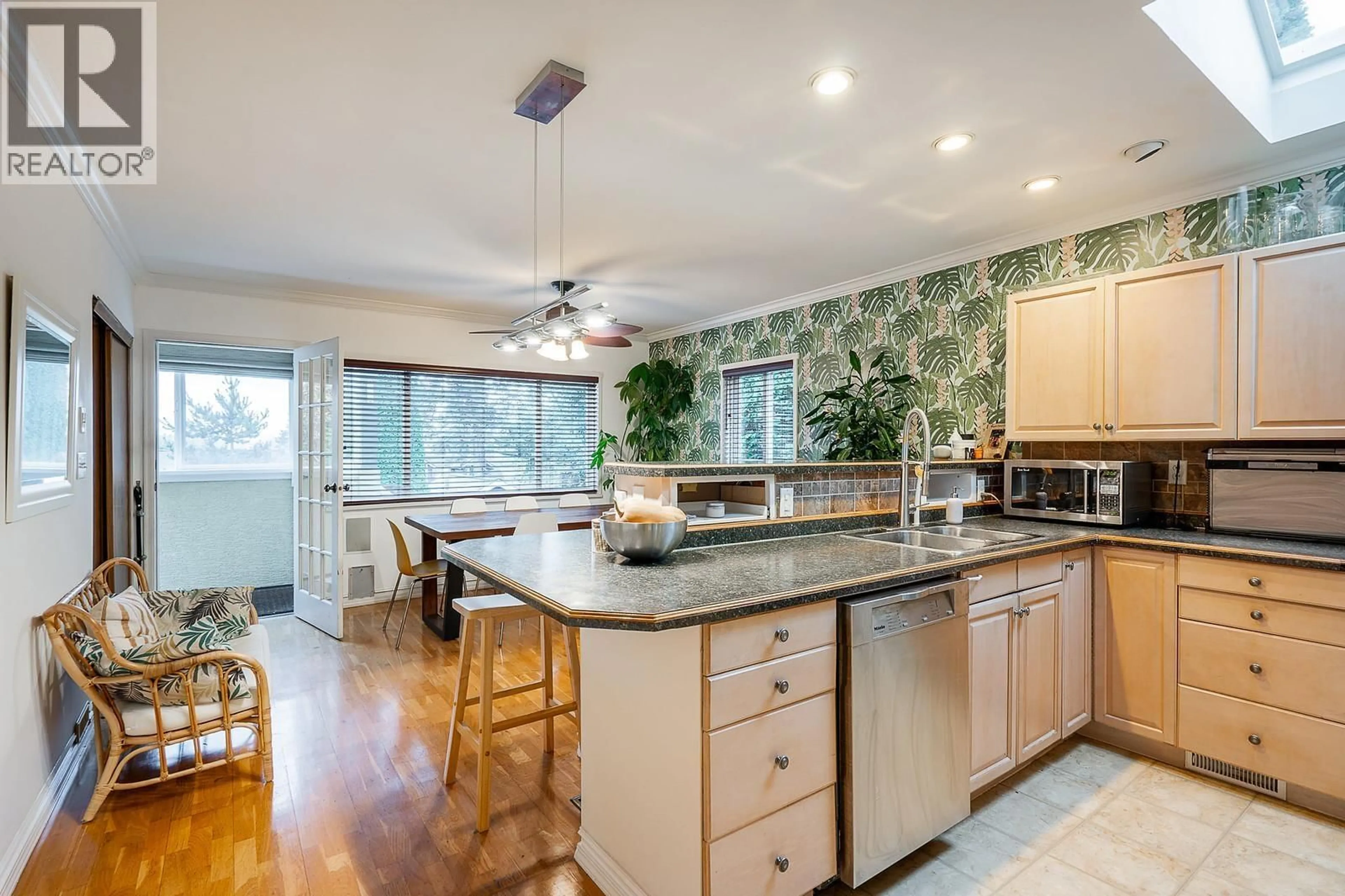 Open concept kitchen, ceramic/tile floor for 430 GARRETT STREET, New Westminster British Columbia V3L3S2