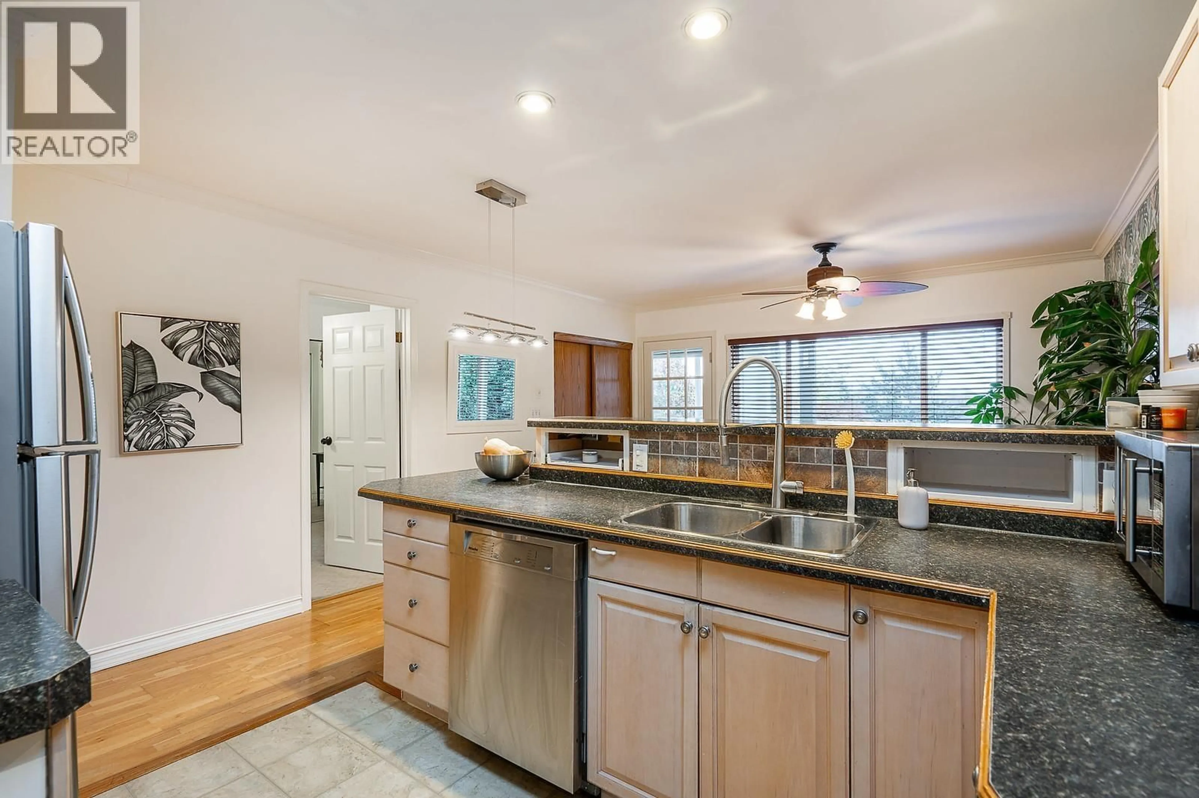 Open concept kitchen, ceramic/tile floor for 430 GARRETT STREET, New Westminster British Columbia V3L3S2