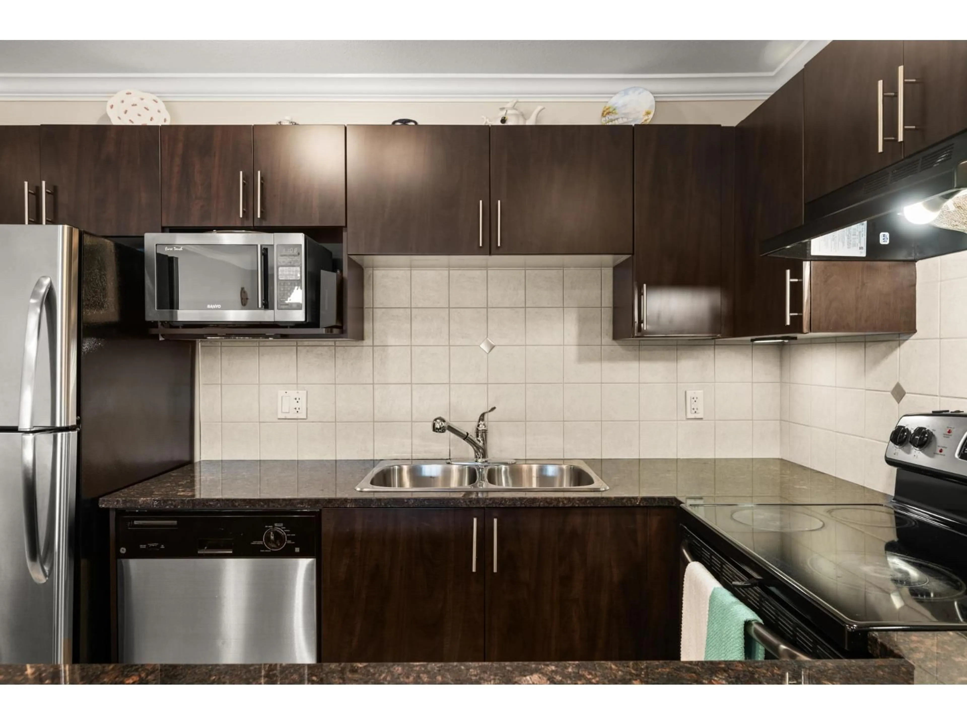 Standard kitchen, unknown for 403 - 17769 57 AVENUE, Surrey British Columbia V3S1H1