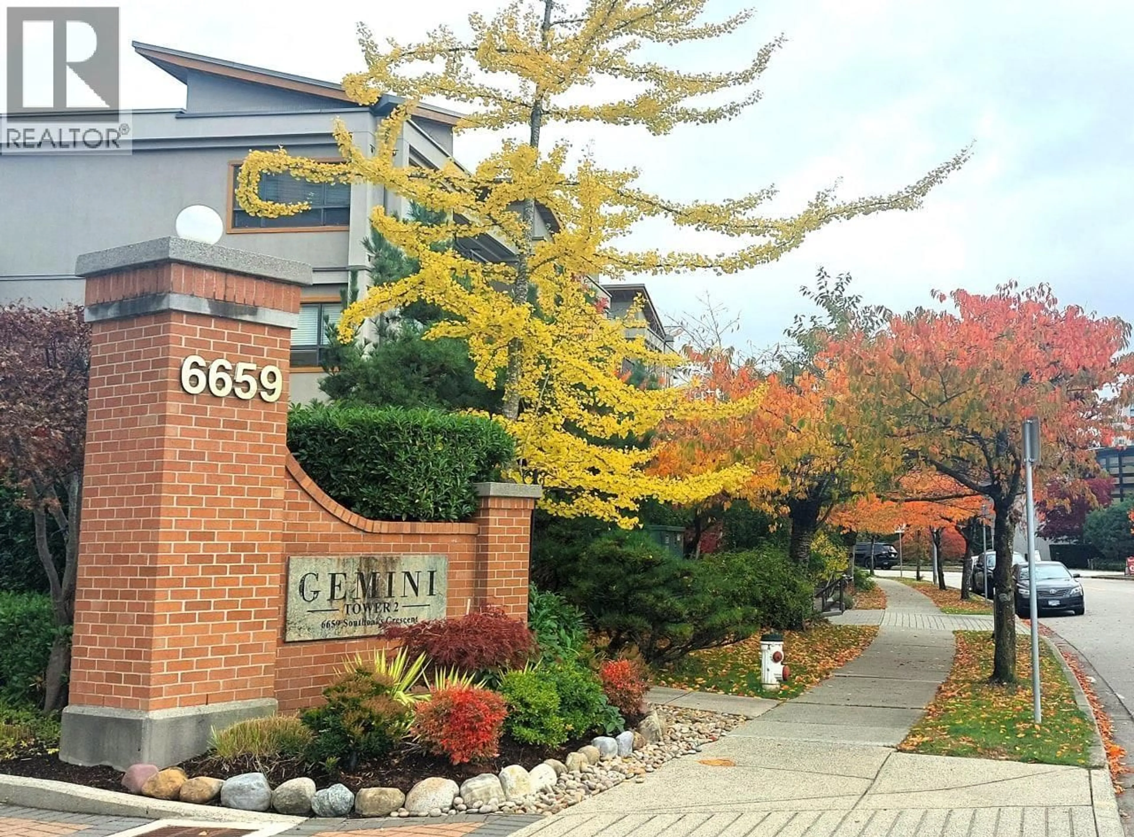 Patio, street for 1401 - 6659 SOUTHOAKS CRESCENT, Burnaby British Columbia V5E4M9