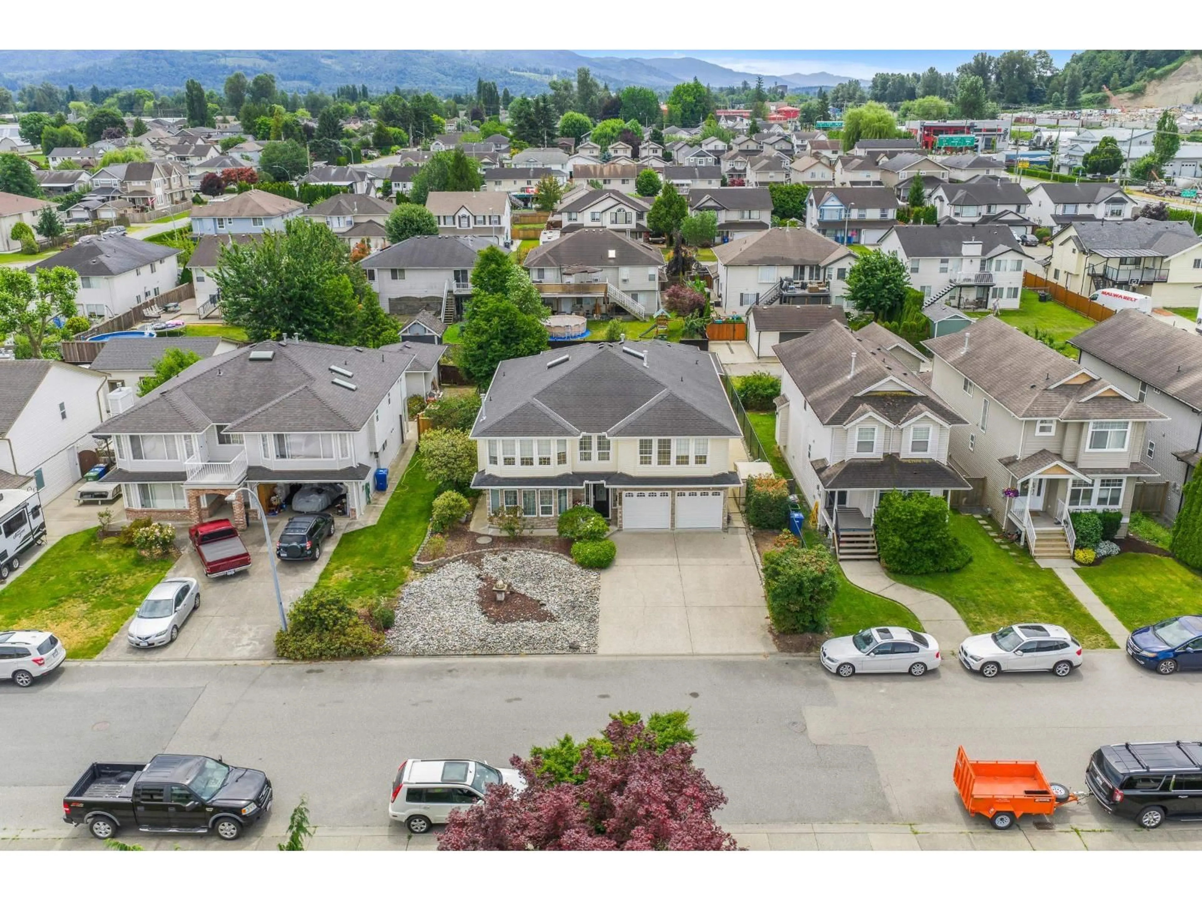 A pic from outside/outdoor area/front of a property/back of a property/a pic from drone, street for 34654 7 AVENUE, Abbotsford British Columbia V2S8C4