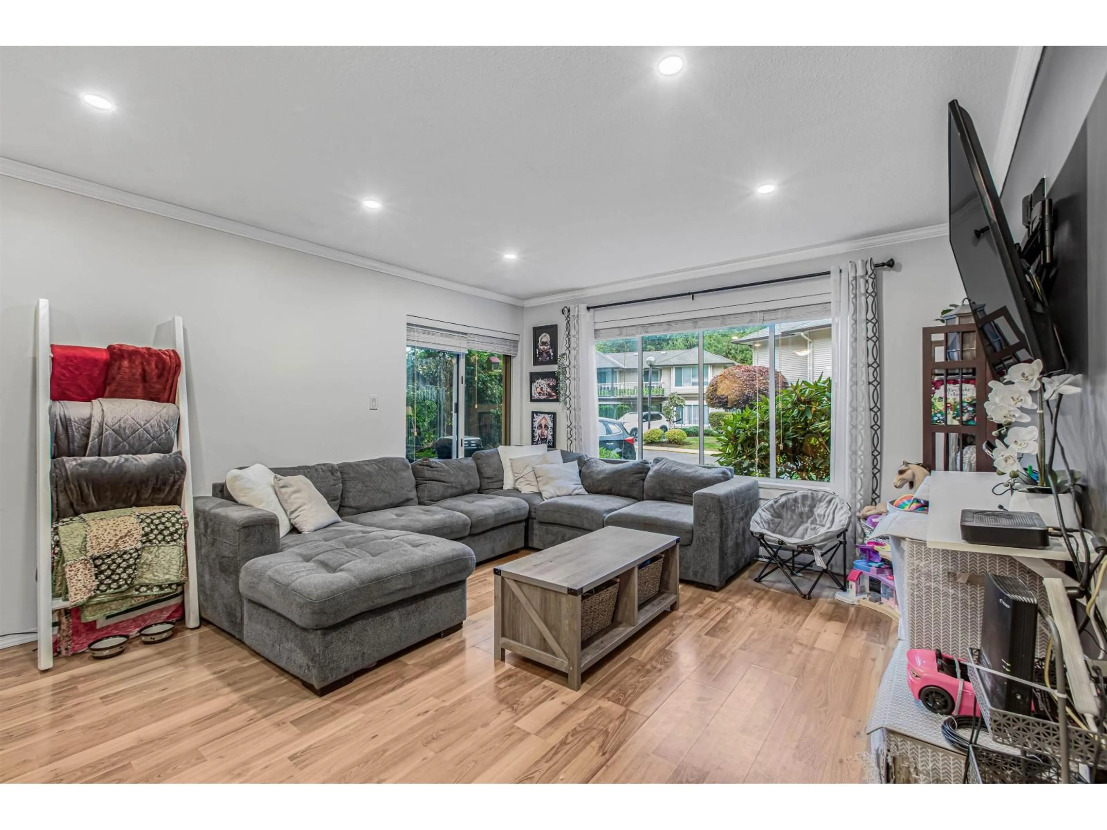 Living room with furniture, wood/laminate floor for 1003 - 1750 MCKENZIE ROAD, Abbotsford British Columbia V2S3Z3