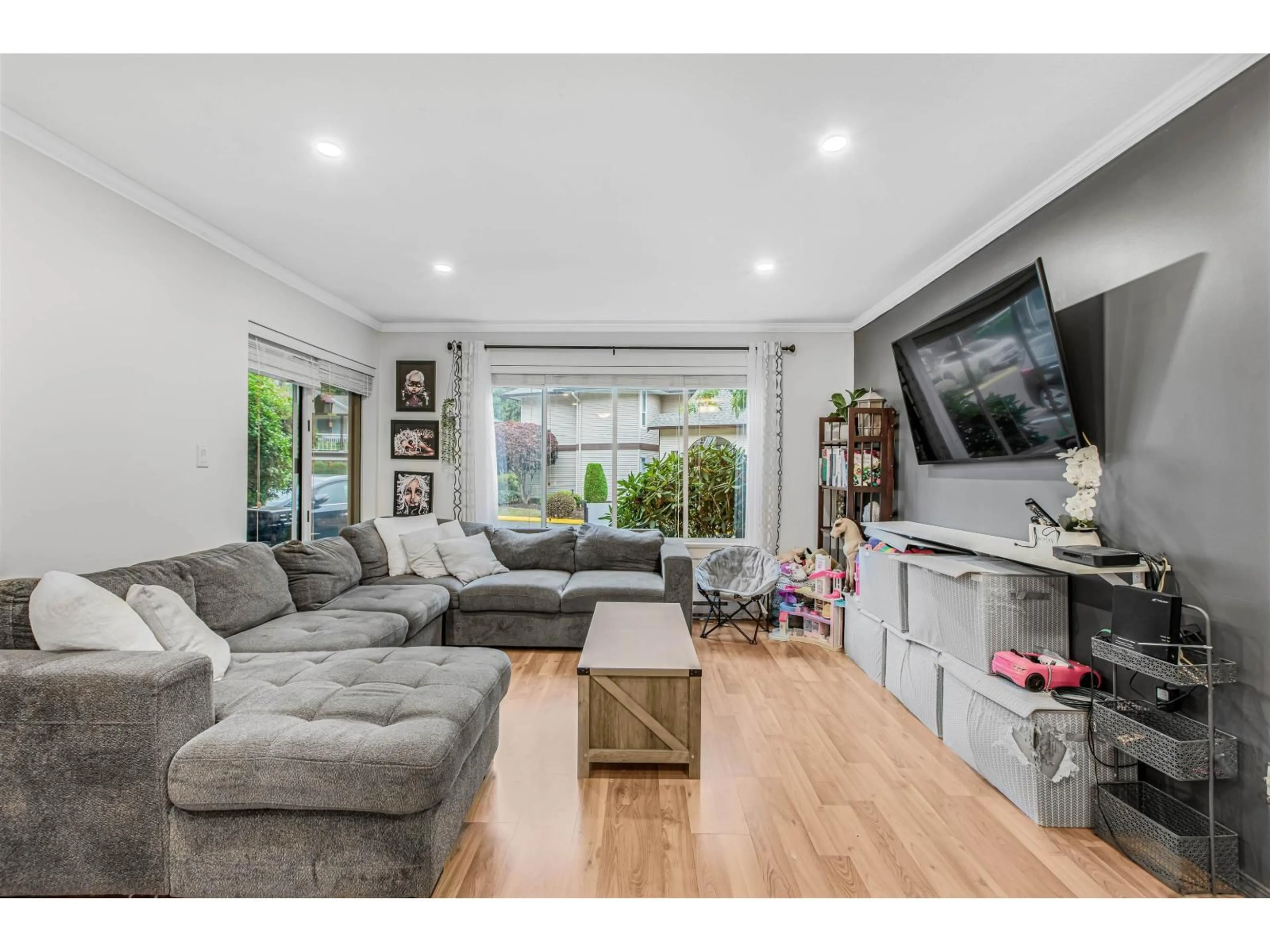 Living room with furniture, wood/laminate floor for 1003 - 1750 MCKENZIE ROAD, Abbotsford British Columbia V2S3Z3