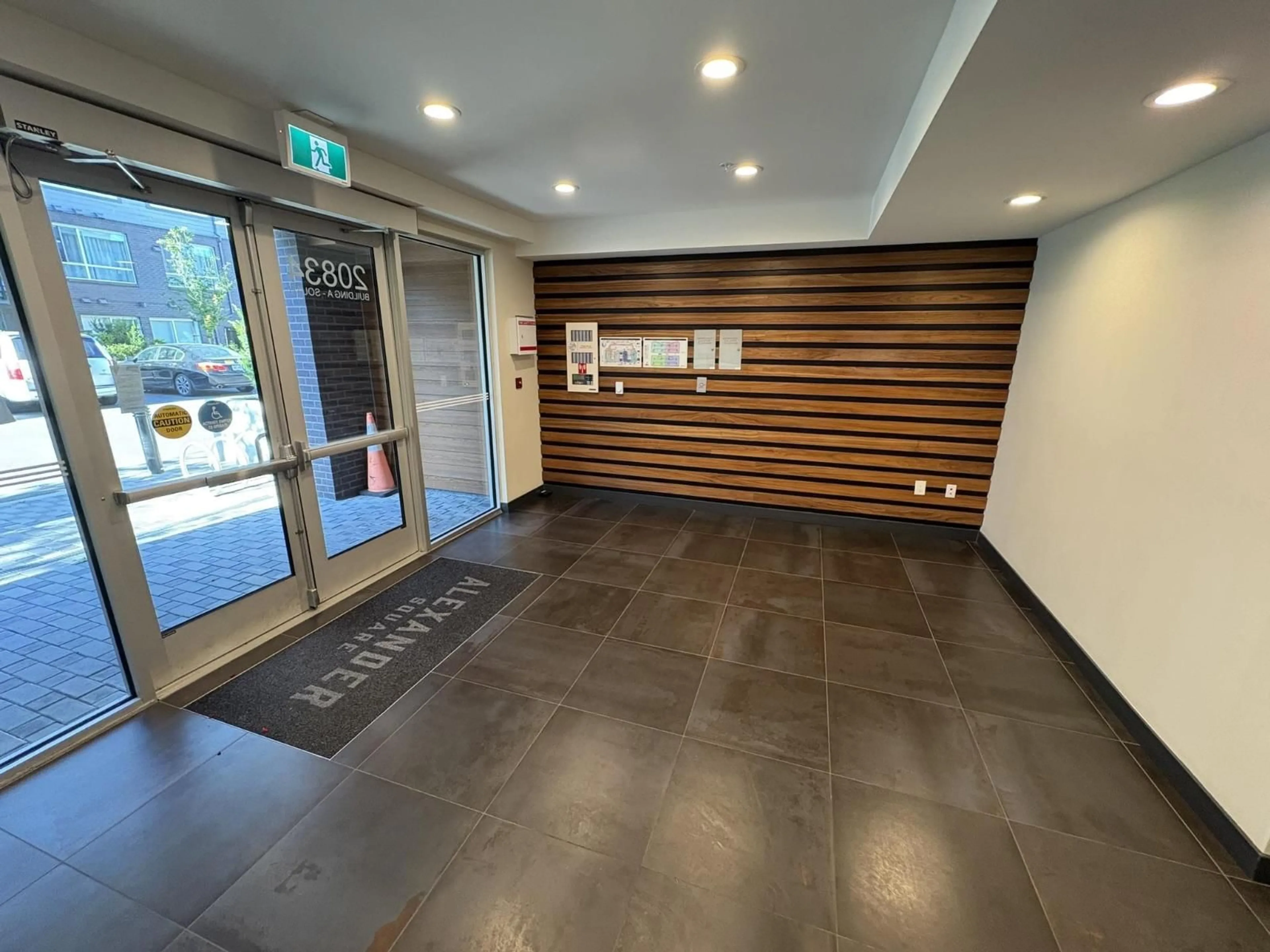 Indoor foyer for A401 - 20834 80 AVENUE, Langley British Columbia V2Y3M3