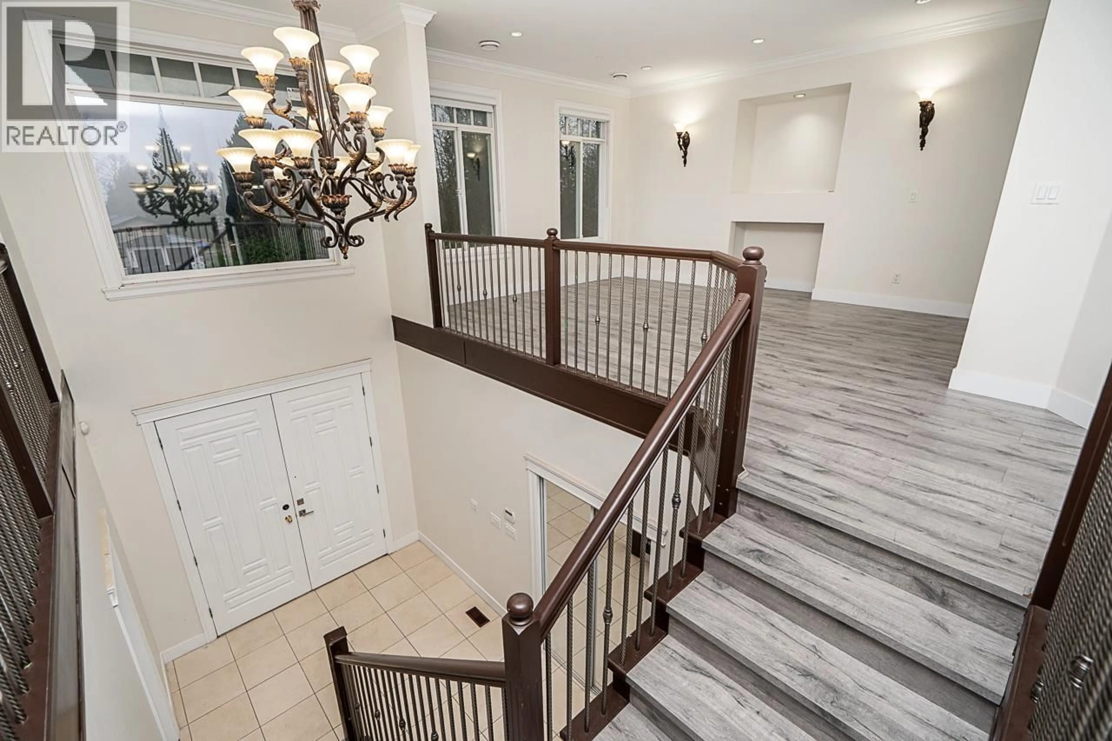 Indoor foyer for 3701 LINCOLN AVENUE, Coquitlam British Columbia V3E3H8