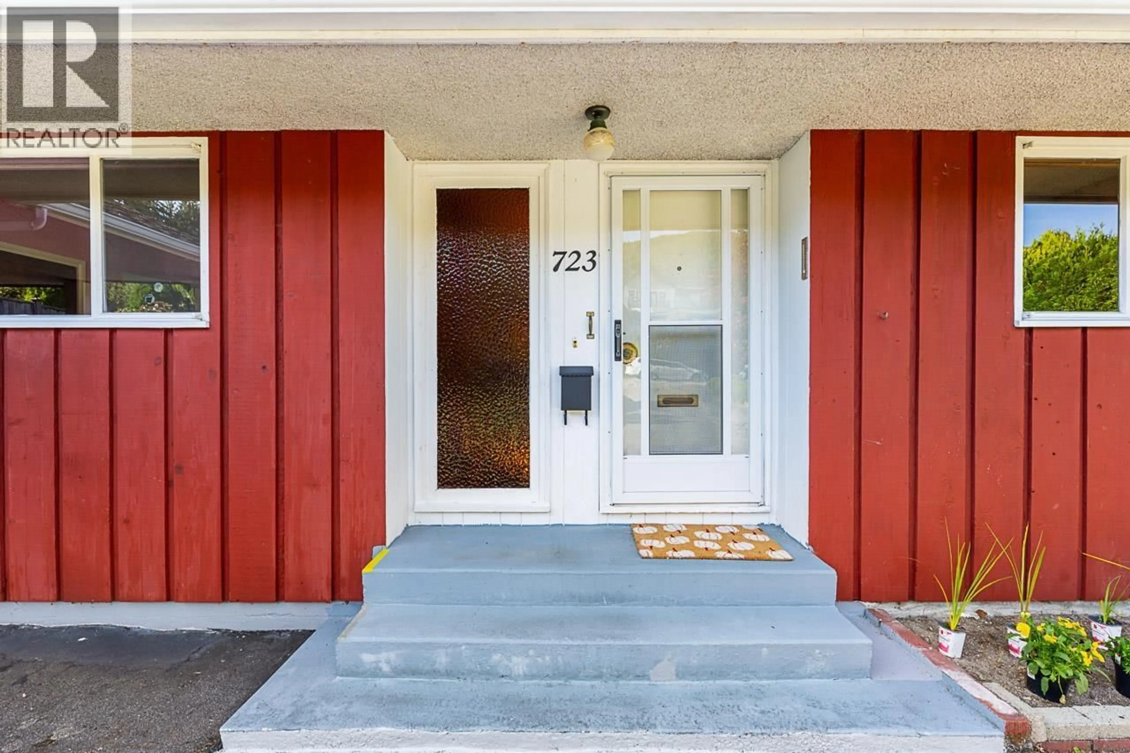 Indoor entryway for 723 HANDSWORTH ROAD, North Vancouver British Columbia V7R1Z9