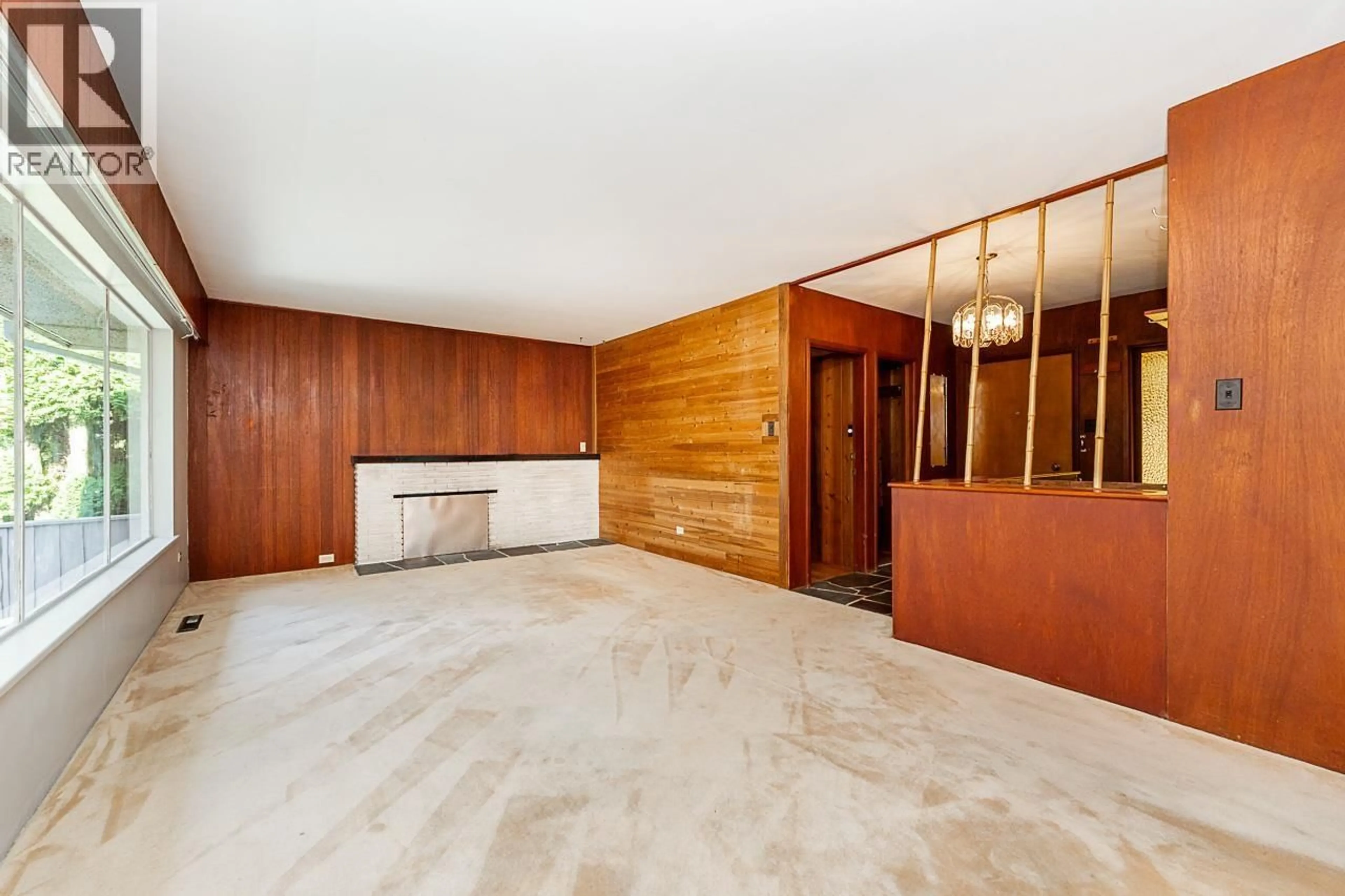 Indoor foyer for 723 HANDSWORTH ROAD, North Vancouver British Columbia V7R1Z9