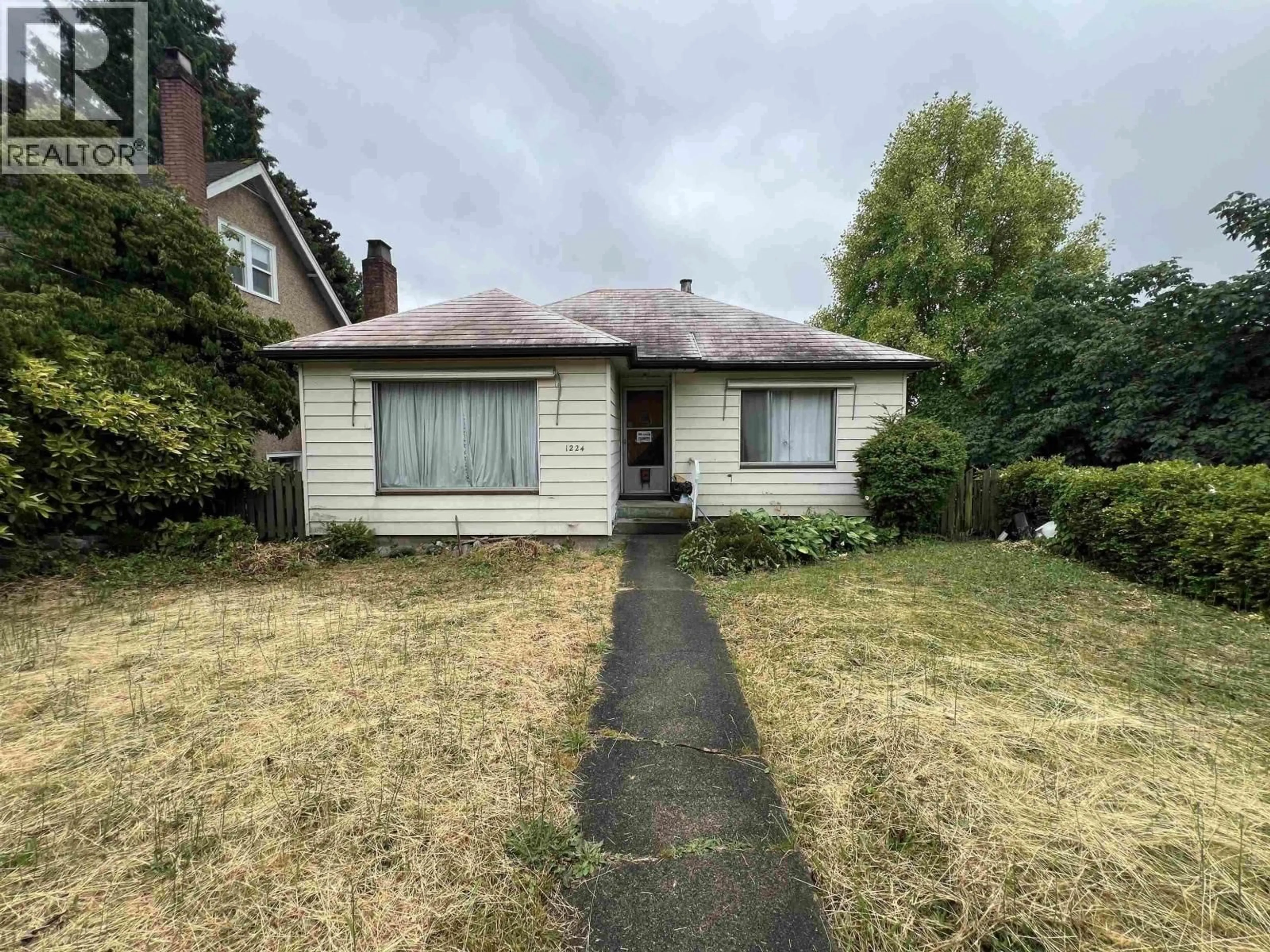A pic from outside/outdoor area/front of a property/back of a property/a pic from drone, street for 1224 SIXTH AVENUE, New Westminster British Columbia V3M2C2