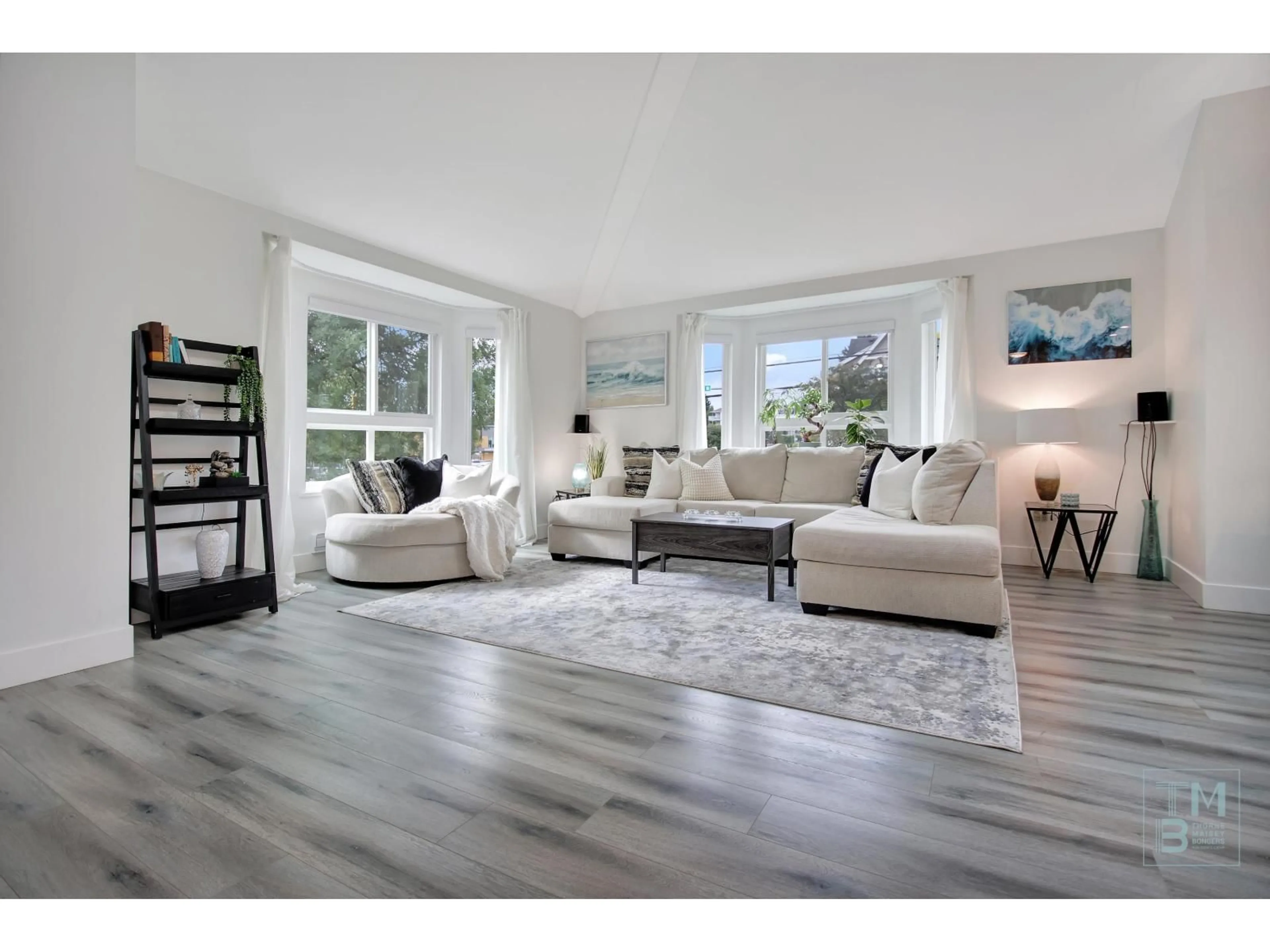 Living room with furniture, wood/laminate floor for 213 - 19721 64 AVENUE, Langley British Columbia V2Y1L1