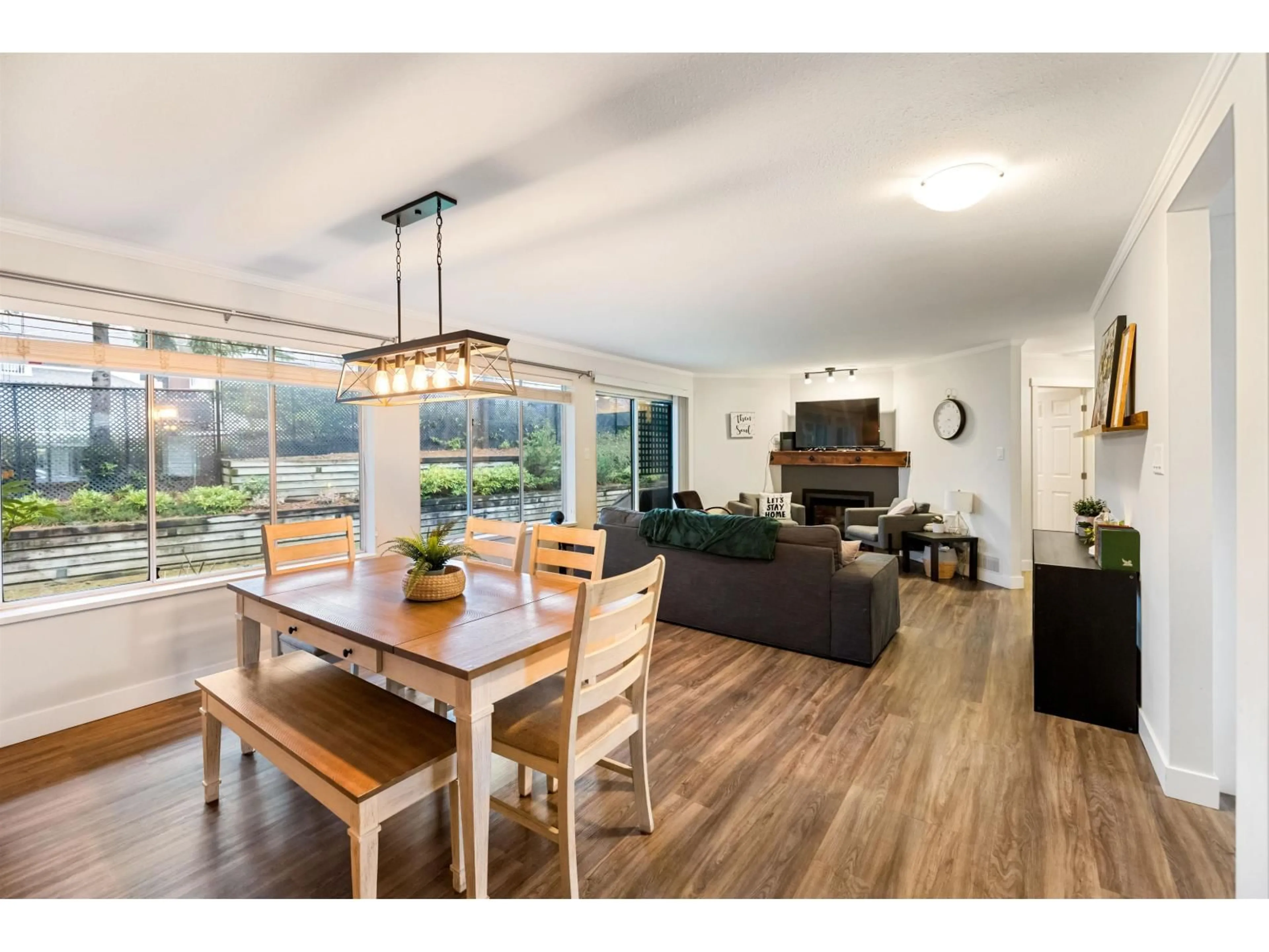 Open concept kitchen, wood/laminate floor for 105 - 3080 TOWNLINE ROAD, Abbotsford British Columbia V2T5M2