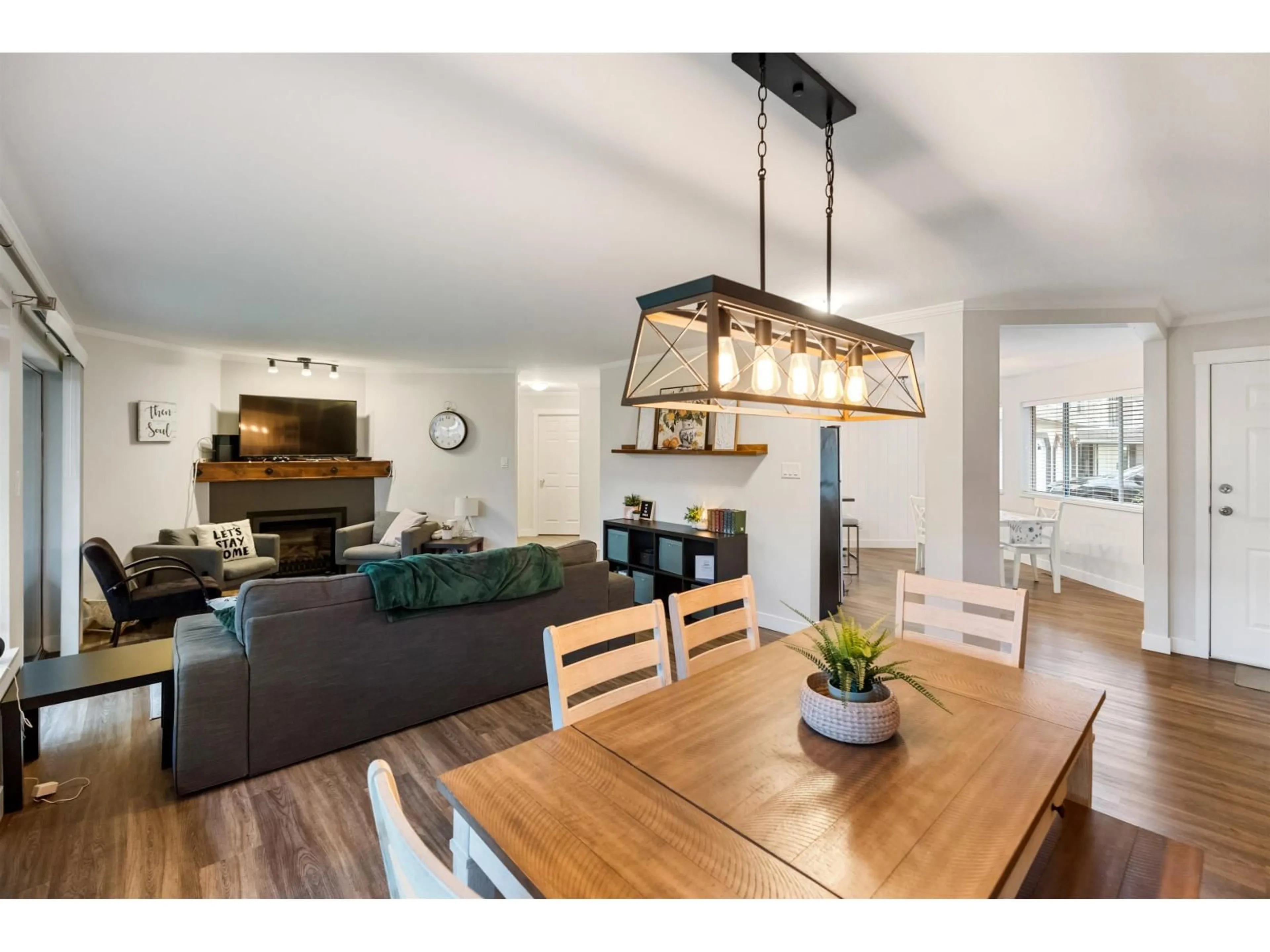 Open concept kitchen, wood/laminate floor for 105 - 3080 TOWNLINE ROAD, Abbotsford British Columbia V2T5M2