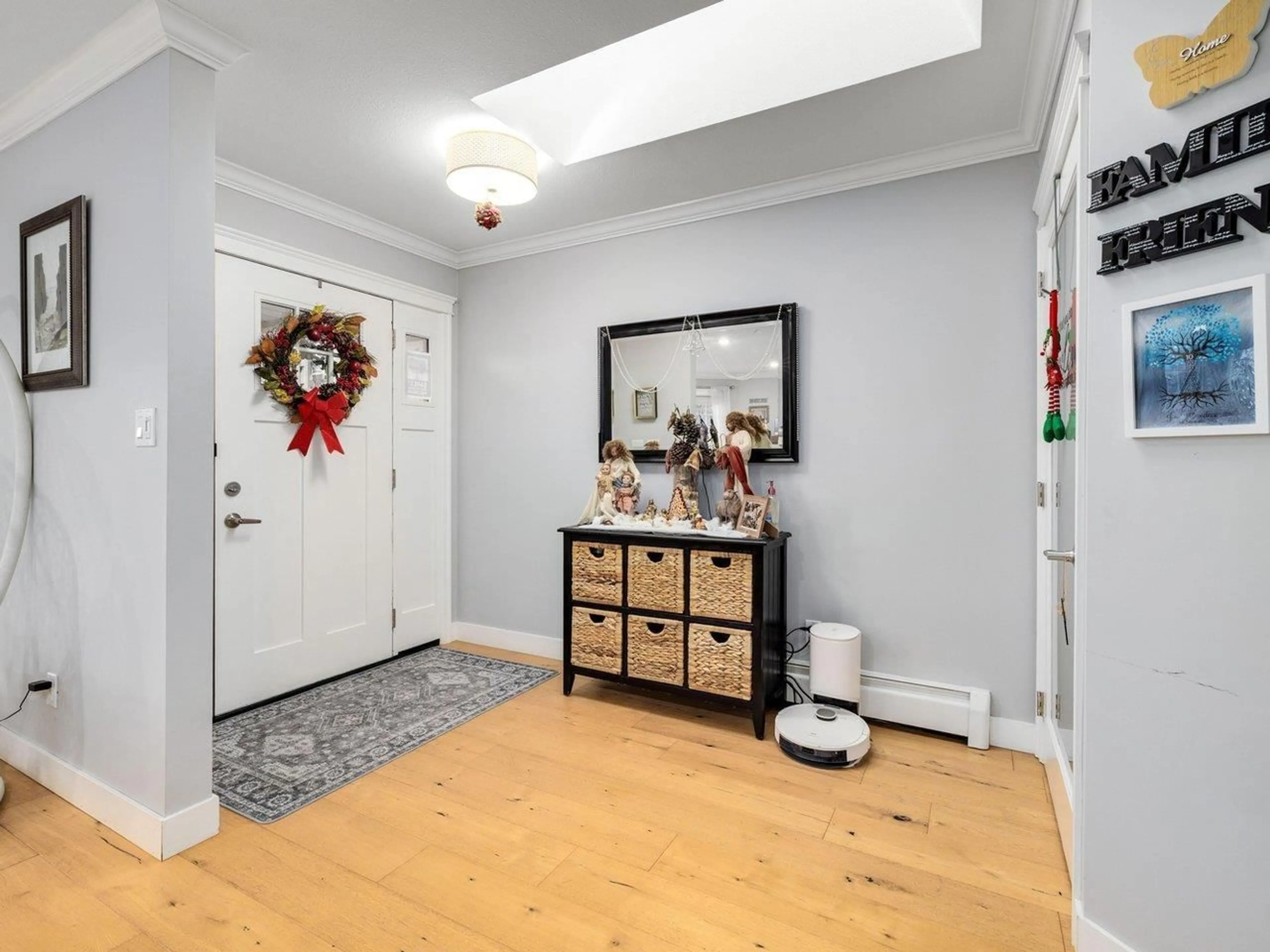 Indoor entryway for 16347 12 AVENUE, Surrey British Columbia V4A8C3