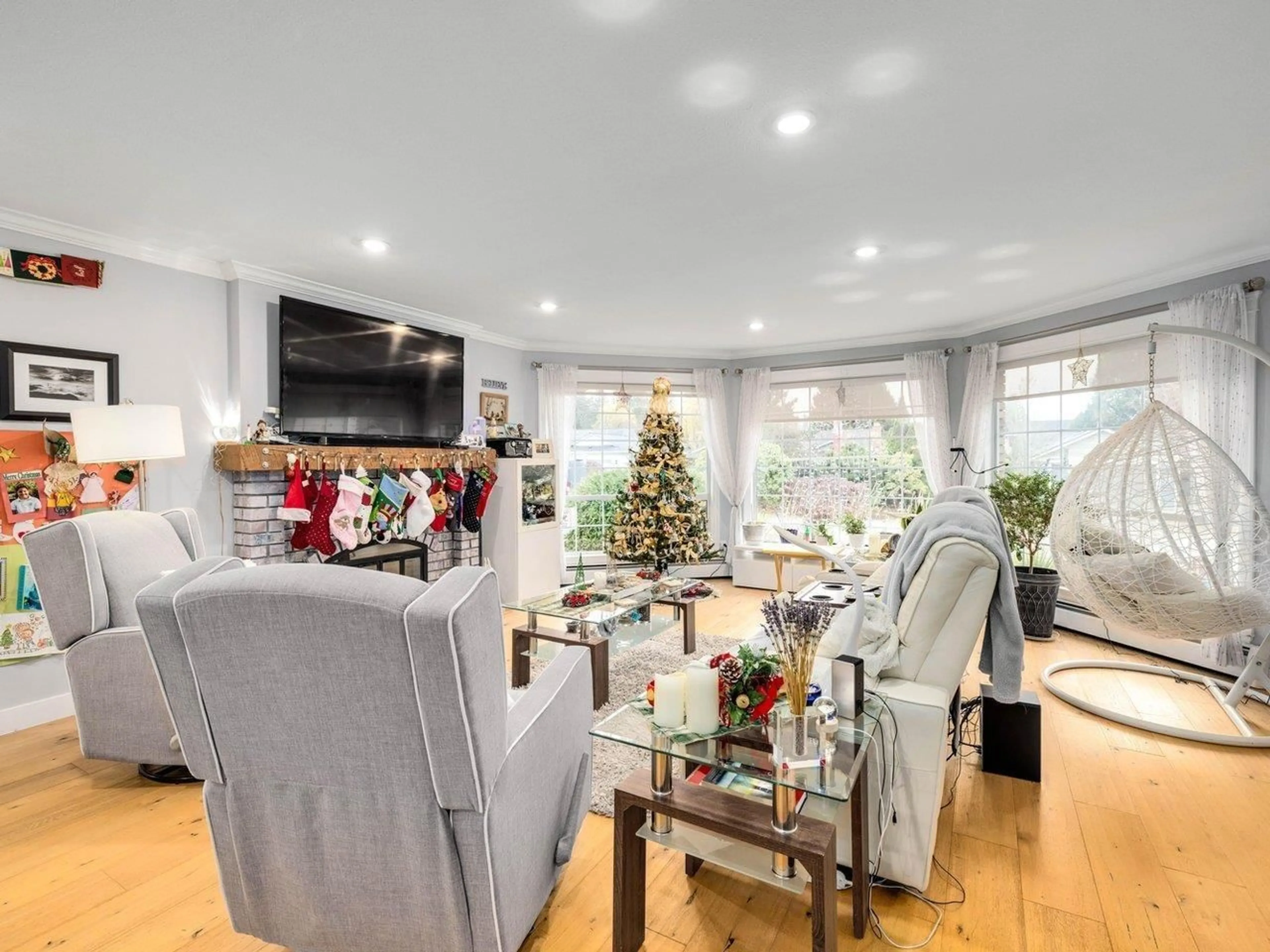 Living room with furniture, unknown for 16347 12 AVENUE, Surrey British Columbia V4A8C3