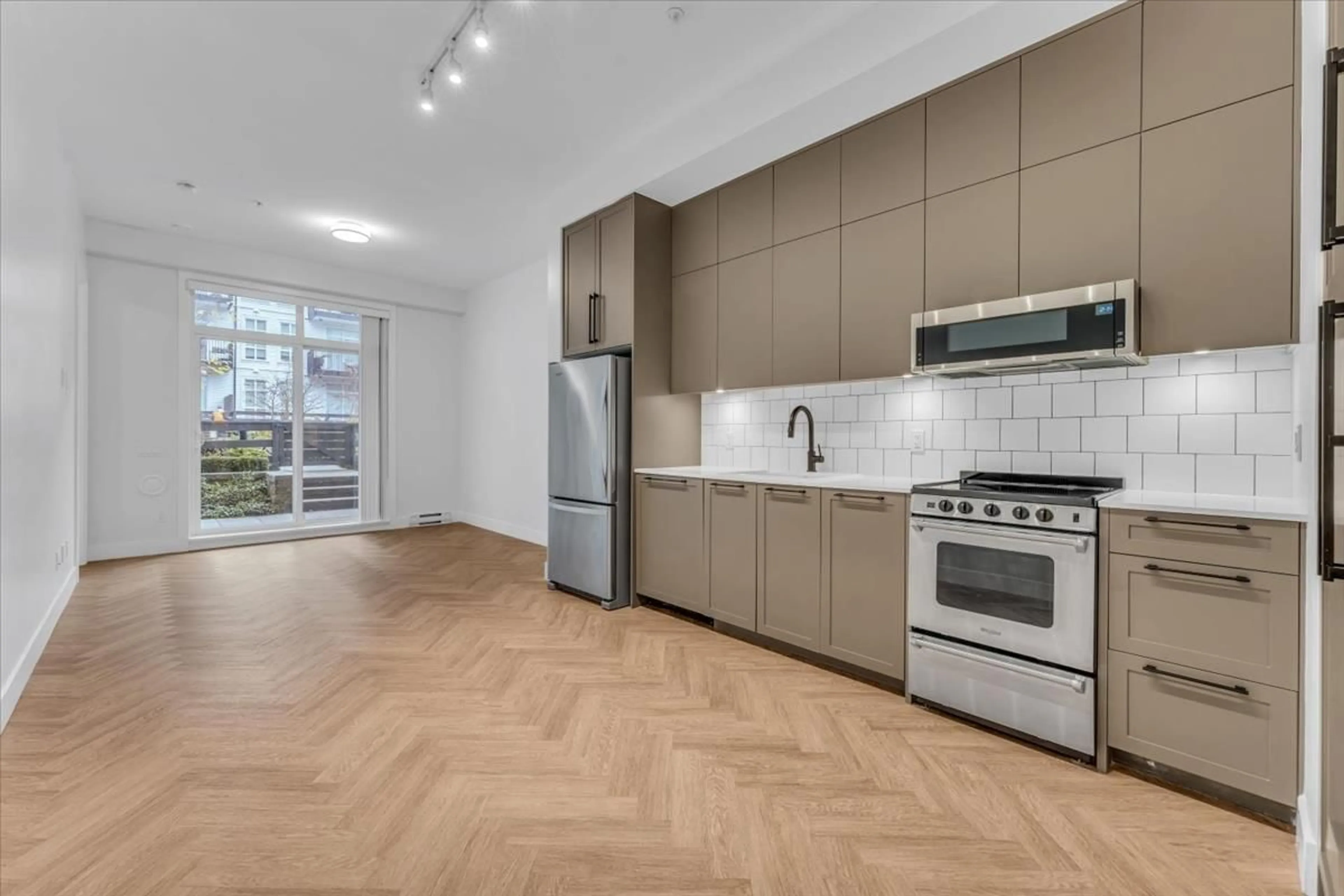 Open concept kitchen, unknown for 112 - 13929 105 BOULEVARD, Surrey British Columbia V3T0R5