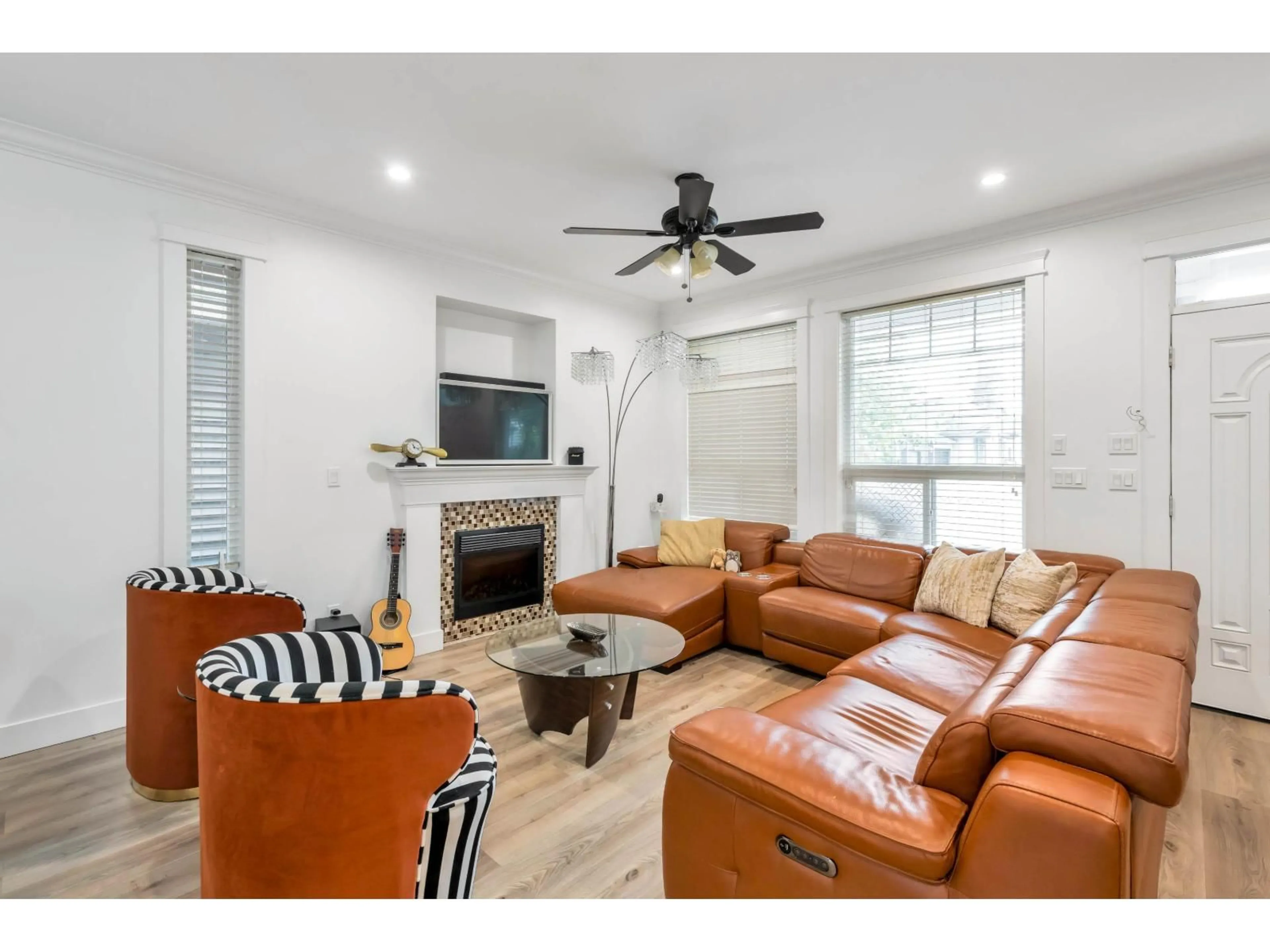 Living room with furniture, unknown for 5930 128 STREET, Surrey British Columbia V3X1T3