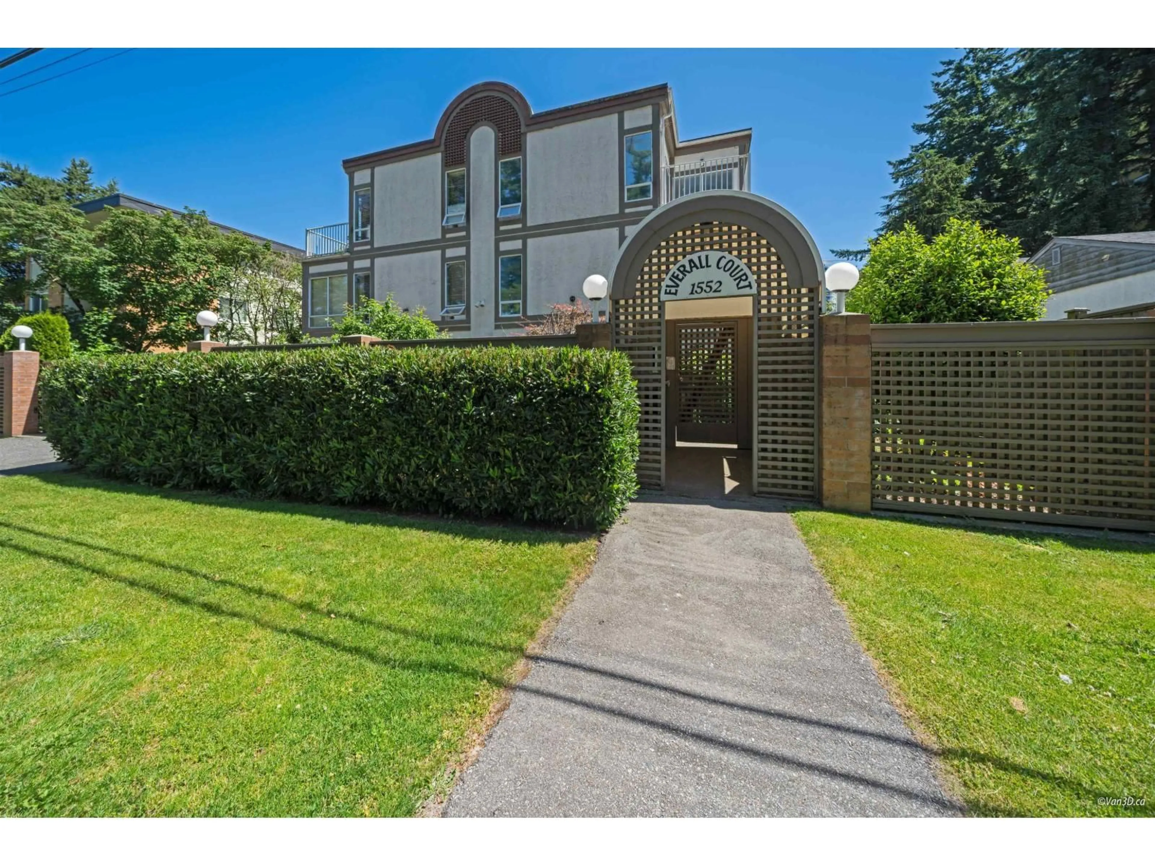 A pic from outside/outdoor area/front of a property/back of a property/a pic from drone, street for 3 - 1552 EVERALL STREET, White Rock British Columbia V4B3S8